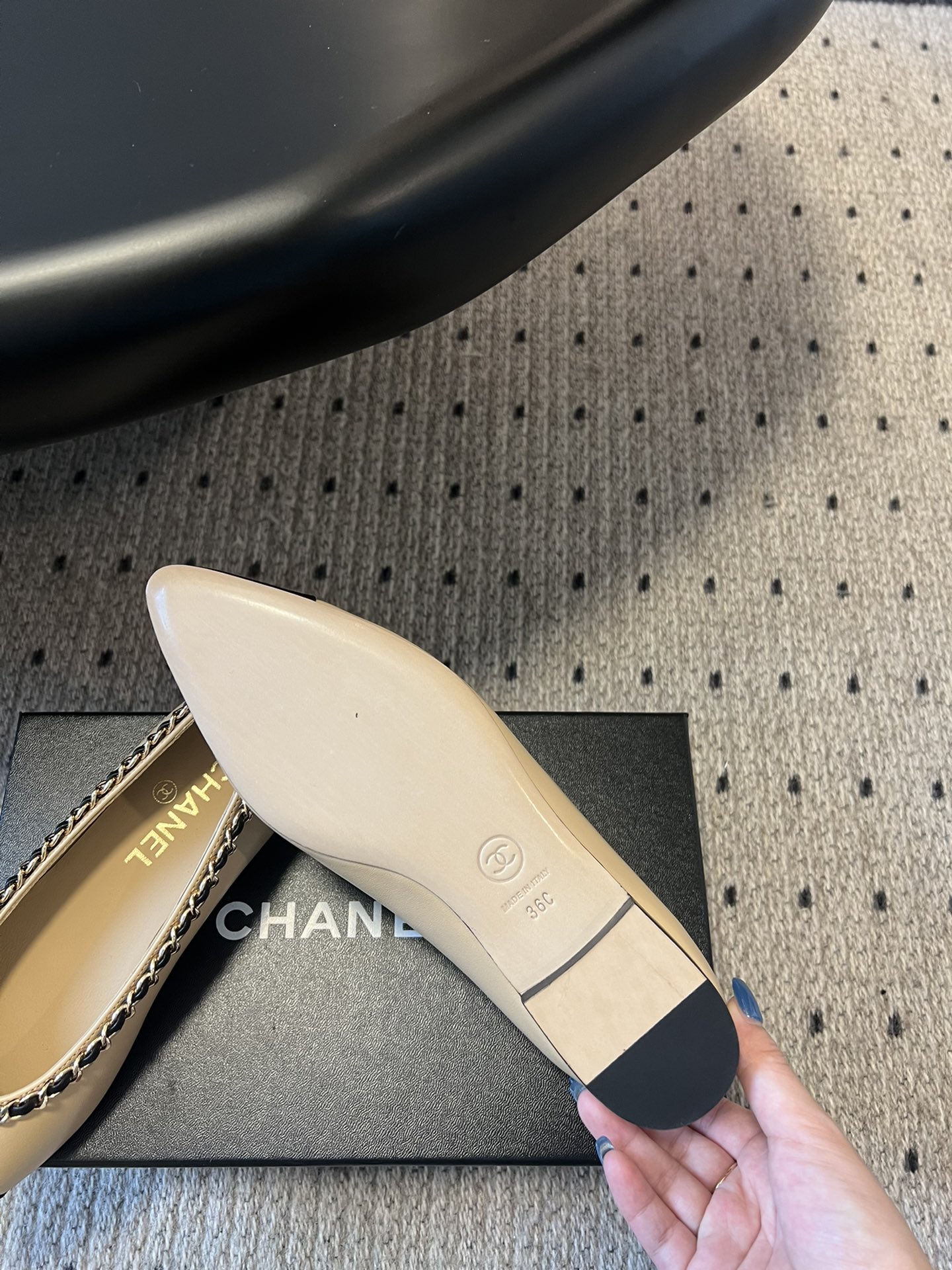 
Chanel 经典款 链条鞋

好看的小香玛丽珍芭蕾单鞋，喜欢的明星和红人都在穿，让我更加喜欢这款鞋少