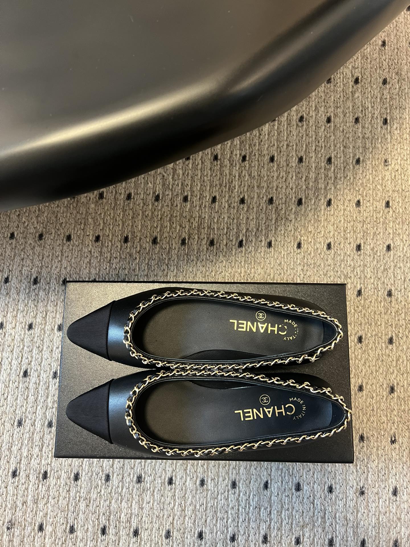 
Chanel 经典款 链条鞋

好看的小香玛丽珍芭蕾单鞋，喜欢的明星和红人都在穿，让我更加喜欢这款鞋少