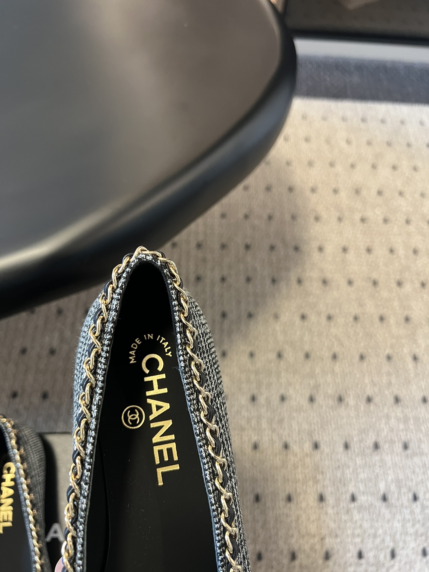 Chanel 经典款 链条鞋
好看的小香玛丽珍芭蕾单鞋,喜欢的明星和红人都在穿,让我更加喜欢这款鞋少
