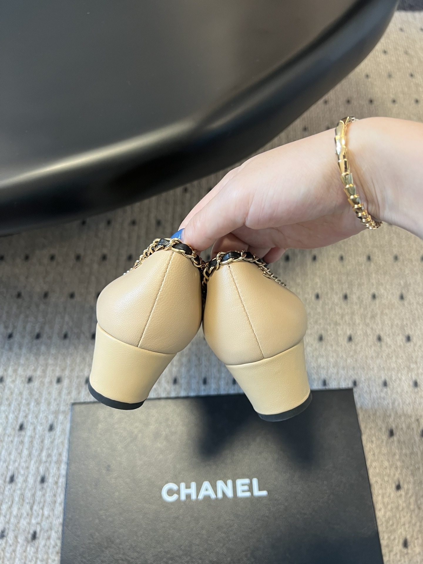 Chanel 经典款 链条鞋
好看的小香玛丽珍芭蕾单鞋,喜欢的明星和红人都在穿,让我更加喜欢这款鞋少