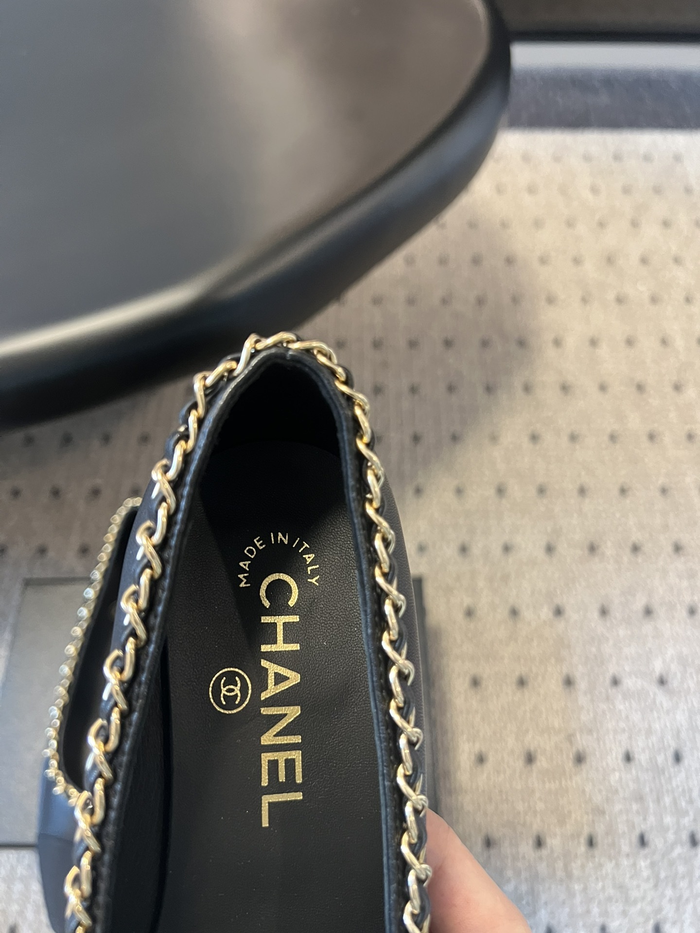 Chanel 经典款 链条鞋
好看的小香玛丽珍芭蕾单鞋,喜欢的明星和红人都在穿,让我更加喜欢这款鞋少