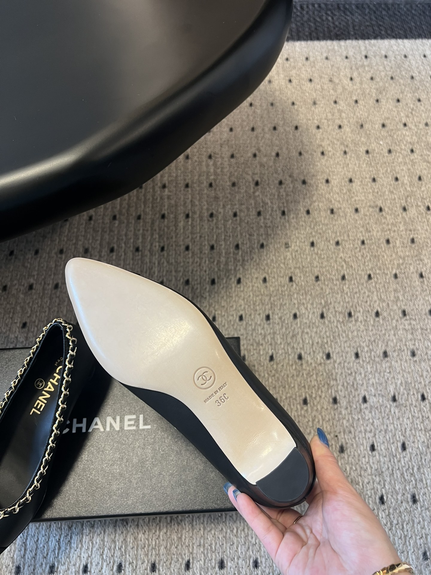 Chanel 经典款 链条鞋
好看的小香玛丽珍芭蕾单鞋,喜欢的明星和红人都在穿,让我更加喜欢这款鞋少