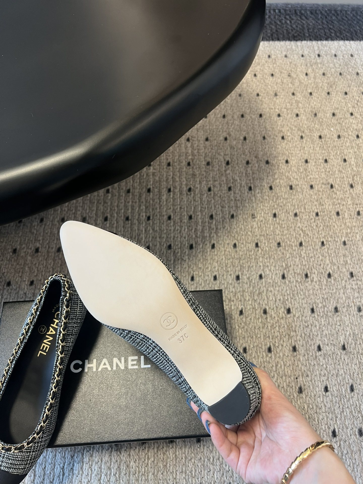 Chanel 经典款 链条鞋
好看的小香玛丽珍芭蕾单鞋,喜欢的明星和红人都在穿,让我更加喜欢这款鞋少