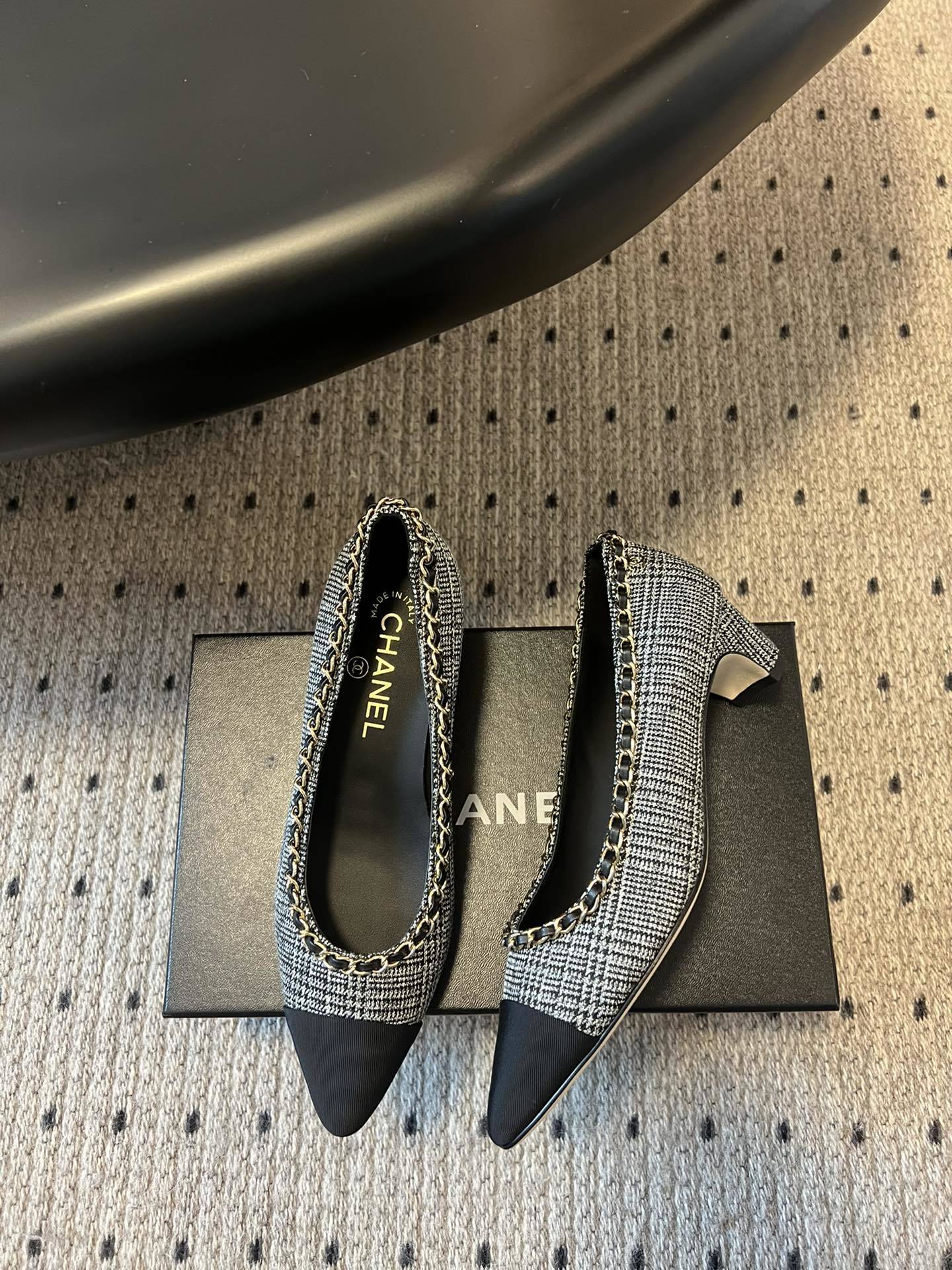 Chanel 经典款 链条鞋
好看的小香玛丽珍芭蕾单鞋,喜欢的明星和红人都在穿,让我更加喜欢这款鞋少