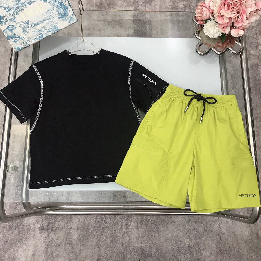 NO:338144,[Spot shipment] Size - Archaeopteryx Light summer suit [Bright line design short-sleeved light and quick-drying shorts] Exquisite style The top cuffs are spliced ​​along the line with bright line contrasting color design and zippered design at the cuffs. Unique, bright color quick-drying tool shorts, enhanced visual focus and trendy, soft and comfortable, skin-friendly and not tied, excellent upper body effect size size-110-120-130-140-150-160-【CM】 Counter packaging 70, clothes arc'teryx, shorts, T-shirt,19860909【现货发】  尺寸-  始祖鸟 轻薄夏季套装【明线设计短袖轻薄速干短裤】精致款 上衣袖口处采用沿线拼接搭配明线撞色设计搭配袖口处拉链式设计 独具一格,亮色速干工装短裤,强化视觉焦点兼具潮流感,柔顺舒适 亲肤不扎 上身效果极好  size尺码-110-120-130-140-150-160-【CM】 专柜包装70,衣服arc'teryx,shorts,T-shirt,,Children's