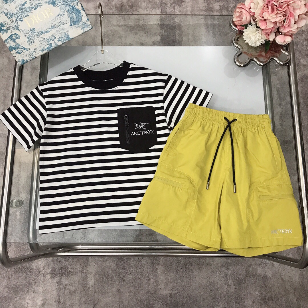 NO:338155,[Spot shipment] Size - Archaeoptera Bird Light Summer Set [Striped Short Sleeve Light and Quick Dry Shorts] Exquisite Top adopts classic striped contrasting design zipper-style pocket embroidery logo design on the chest. Unique, bright color quick-drying tool shorts, enhanced visual focus and trendy, soft and comfortable, skin-friendly and not tied. Excellent upper body effect size-110-120-130-140-150-160-【CM】 Counter packaging 70, clothes arc'teryx, shorts, T-shirt,19860909【现货发】  尺寸-  始祖鸟 轻薄夏季套装【条纹短袖轻薄速干短裤】精致款 上衣采用经典条纹撞色设计胸口处拉链式口袋刺绣logo设计 独具一格,亮色速干工装短裤,强化视觉焦点兼具潮流感,柔顺舒适 亲肤不扎 上身效果极好  size尺码-110-120-130-140-150-160-【CM】 专柜包装70,衣服arc'teryx,shorts,T-shirt,,Children's