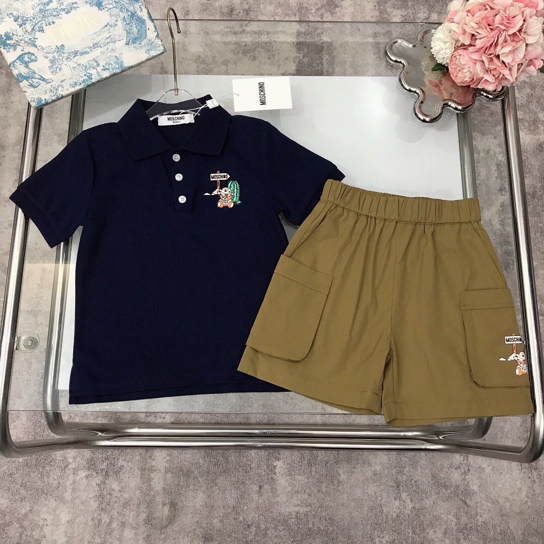 NO:338090,[Spot shipment] Size 90- Moschin*~ Limited series [Small lapel Polo shirt ultra-thin soft shorts] soft and delicate, exquisite style, high-density solid color small lapel design with foam three-dimensional LOGO pattern on the left chest, ultra-thin ice silk shorts, overalls, large pocket design on both sides, elegant and handsome, soft and comfortable, skin-friendly, excellent upper body effect, color apricot color, navy blue, size size 90--110-120-130-140-[CM] Counter packaging 70, clothes, shorts,19860909【现货发】  尺寸90-  Moschin*～限定系列【小翻领Polo衫超薄柔软短裤】柔软细腻 精致款 高密度纯色系小翻领设计搭配左胸前发泡立体小LOGO图案 超薄冰丝感短裤 工装裤版型 两侧大口袋设计 尽显优雅跟帅气 柔顺舒适 亲肤不扎 上身效果极好 颜色杏色 藏蓝色  size尺码90--110-120-130-140-【CM】 专柜包装70,衣服,shorts,,Children's