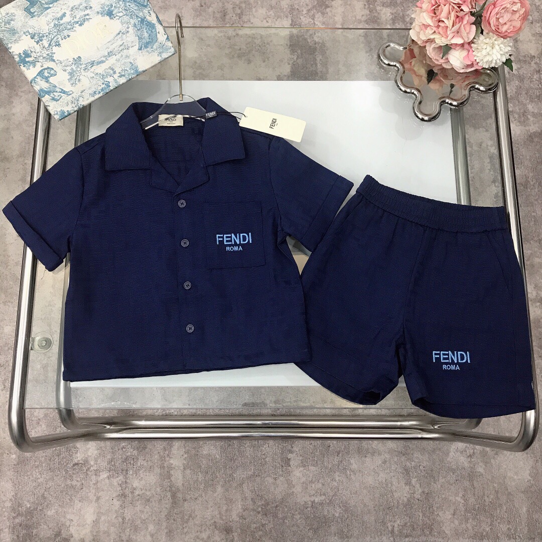 NO:338099,[Spot delivery] FEND*~ Heavy Industry Denim Set Casual Style Small lapel with left chest embroidery logo Fully jacquard double FF denim fabric Washing craft denim color Very soft and delicate feel, soft and comfortable, skin-friendly and not tied, excellent upper body effect size--120-130-140-150 [CM] Counter packaging 70, clothes, fendi,19860909【现货发】   FEND*～重工牛仔套装 休闲风格 小翻领搭配左胸前刺绣logo 全面提花双FF牛仔面料打造 水洗工艺牛仔色 手感非常柔软细腻 柔顺舒适 亲肤不扎 上身效果极好  size尺码--120-130-140-150【CM】 专柜包装70,衣服,fendi,,Children's