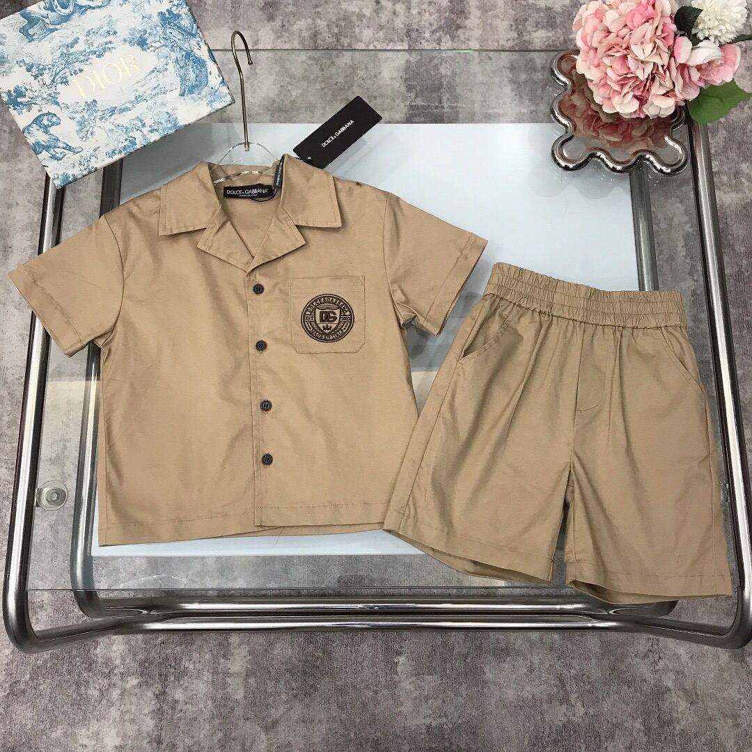 NO:338110,【Spot delivery】 DOLC*&GABBAN* set The same style for the counter ~/SS [small lapel shirt and shorts] Coffee shell button accessories High-end brown color with chest pocket embroidery LOGO with same shorts Cotton twill fabric to create the back pocket embroidery mark. Exquisite pure cotton fabric to create a set of upper body, very handsome, high-end fashionable upper body effect is very good Size-110-120-130-140-150 [CM] Requires counter packaging, clothes, shorts, shirts,19860909【现货发】   DOLC*&GABBAN*套装 专柜同款～/SS【小翻领衬衫短裤】咖色贝壳纽扣配饰 高级咖色系搭配胸前口袋刺绣LOGO配同系短裤棉质斜纹面料打造后口袋点缀同logo刺绣章标 精致纯棉面料打造 一套上身帅气十足 高级时髦上身效果非常好 尺码-110-120-130-140-150【CM】 需要专柜包装元,衣服,shorts,shirts,,Children's