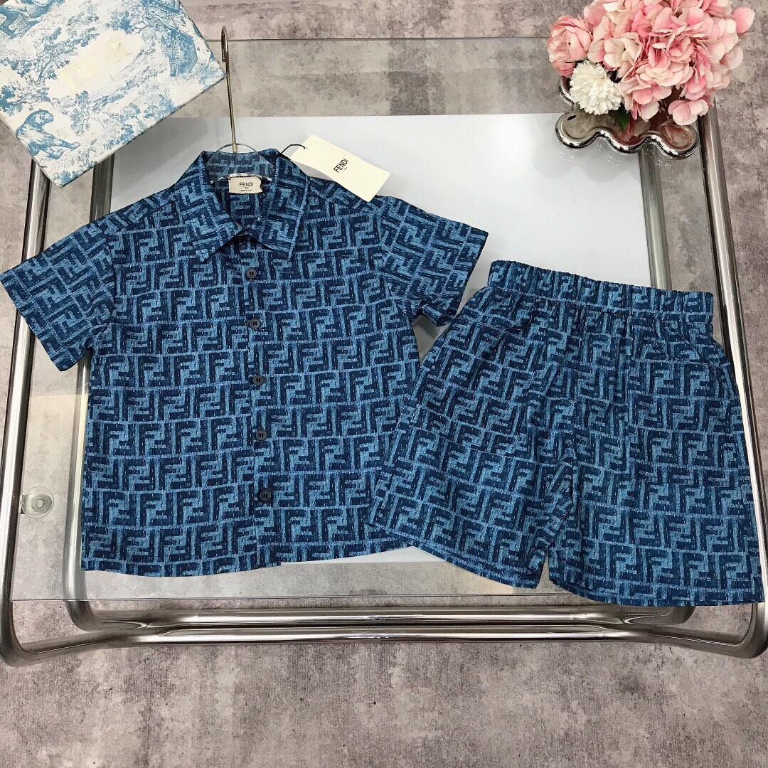 NO:338120,[Spot shipment] Size 90- FEND* Set Same style for counter ~/SS [Small lapel shirt and shorts] Full double FF letter logo print pattern design Letter replica button accessories High-end dark blue color matching Full-print LOGO same-line shorts cotton twill fabric Creation of exquisite pure cotton fabric A set of upper body is very handsome, high-end fashionable upper body effect is very good Size 90-100-110-120-130-140-【CM】 Requires counter packaging, clothes, fendi, shorts, shirts,19860909【现货发】 尺寸90-  FEND* 套装 专柜同款～/SS【小翻领衬衫短裤】全面双FF字母logo印花图案设计 字母复刻纽扣配饰 高级深蓝色系搭配全面印LOGO同系短裤棉质斜纹面料 精致纯棉面料打造 一套上身帅气十足 高级时髦上身效果非常好 尺码90-100-110-120-130-140-【CM】 需要专柜包装元,衣服,fendi,shorts,shirts,,Children's