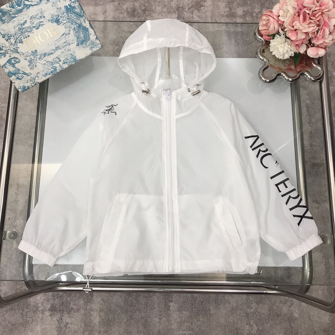 NO:338288,[Spot shipment] Size - Archaeoptera Bird Light summer sun protection clothing Hooded design Light fabric ~ Soft and delicate Delicate style Sleeve and back iconic print, clear and powerful Strengthen visual focus with both trend and recognition Breathable and not stuffy Silent loose silhouette Adjustment elastic design, soft and comfortable Skin-friendly and not tugged The upper body effect is excellent Color white Green Yellow Size size-110-120-130-140-150-160-【CM】 Counter packaging 70, Clothes arc'teryx,hats,19860909【现货发】  尺寸-  始祖鸟 轻薄夏季防晒服 连帽设计 轻盈面料打造～柔软细腻 精致款 袖子与背部标志性印花,清晰有力 强化视觉焦点兼具潮流感与辨识度 透气不闷热 廓形宽松 下摆调节松紧设计,柔顺舒适 亲肤不扎 上身效果极好 颜色白色 绿色 黄色  size尺码-110-120-130-140-150-160-【CM】 专柜包装70,衣服arc'teryx,hats,,Children's