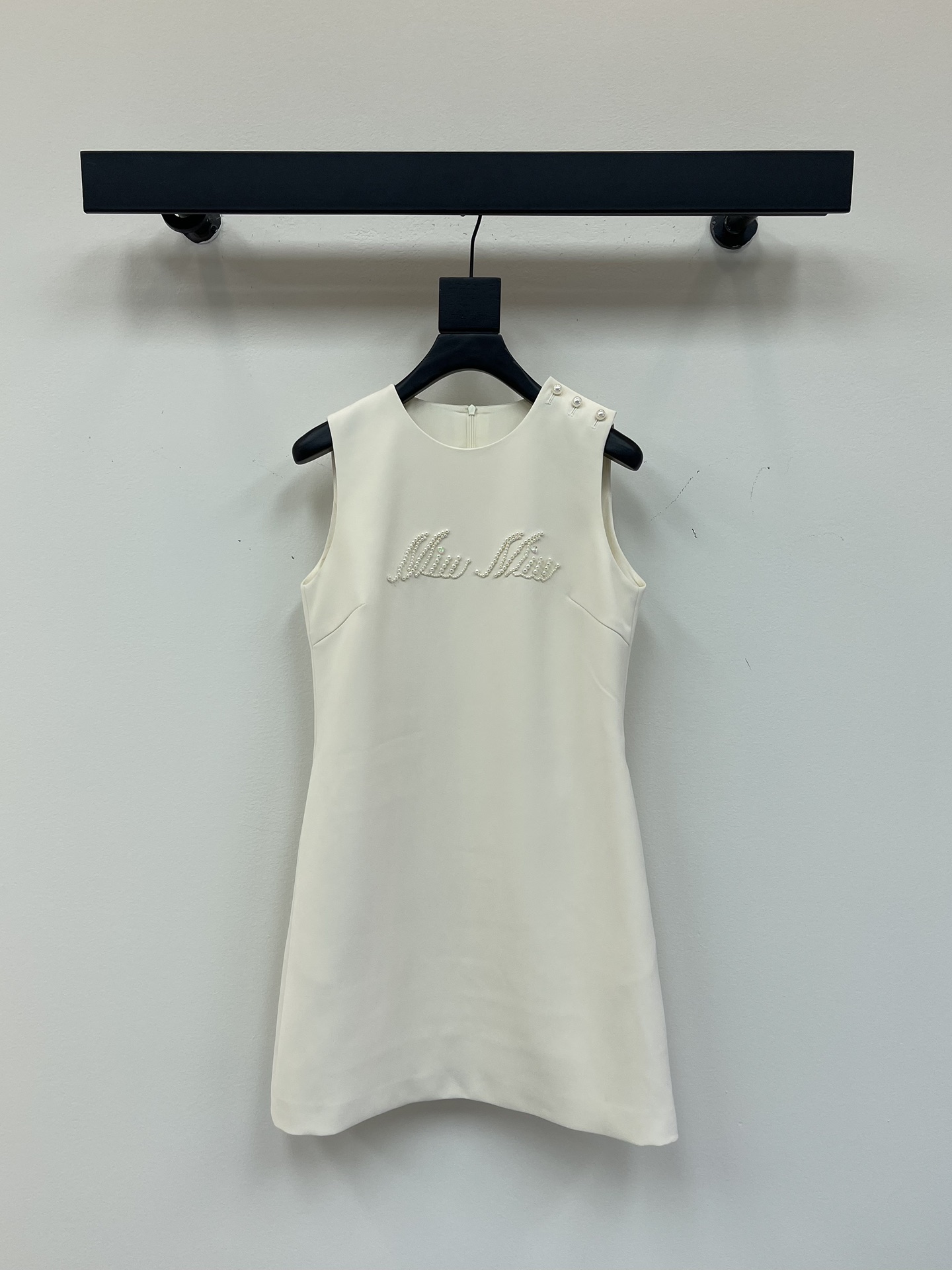 NO:431294,Miu 25 spring and summer new heavy industry beaded dress. Fully hand-sewn beads are exquisite and heavy and simple, with highlights. The fabric is soft and comfortable, the upper body is huge and slim. It is a must-have for daily wear. It is highly recommended to keep your own style. SML, miumiu, skirts, alexander wang19860909Miu 25春夏新品重工钉珠连衣裙 全手工缝制珠子精致重极简有亮点 面料柔软舒适版型上身巨显瘦 日常穿搭必备 强烈推荐自留款 SML,,miumiu,skirts,alexander wang,Women's clothing