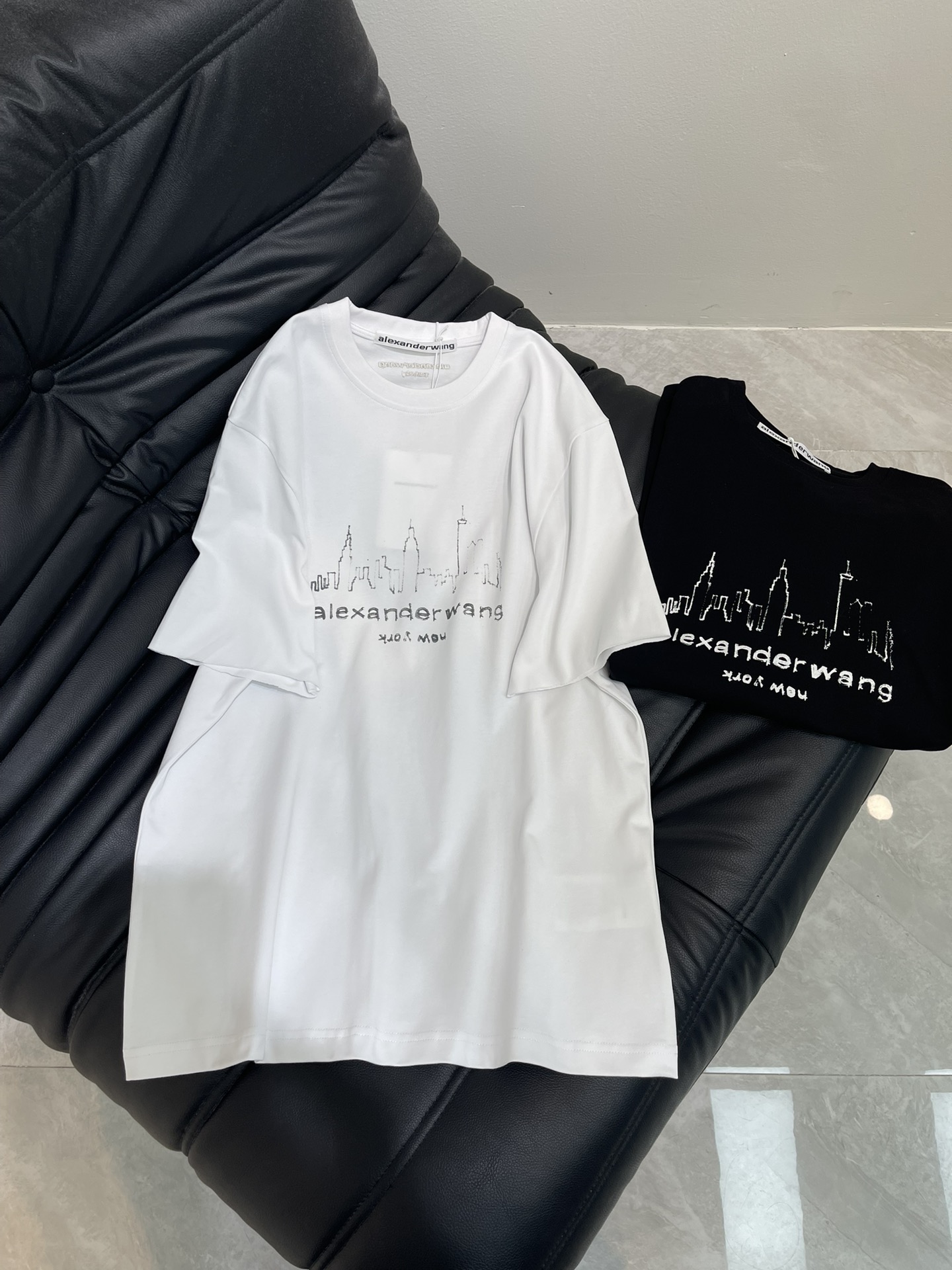 NO:431256,Original single-quality Alex*wang fashionable and exquisite outfit!  Directly tailored short-sleeved sketch pattern graffiti T-shirt, boyfriend's sweet and cool girl's fashionable item, positioned letter printing imported pure cotton fabric, classic style is not picky and versatile and fashionable!  SML, T-shirt,tees,t-shirt,alexander wang19860909原单品质Alex*wang时髦精穿搭！直裁短袖素描图案涂鸦T恤,男友风甜酷女孩时髦单品,定位字母印花进口纯棉面料,经典版型不挑人百搭又时髦！ SML,,T-shirt,tees，t-shirt,alexander wang,Women's clothing