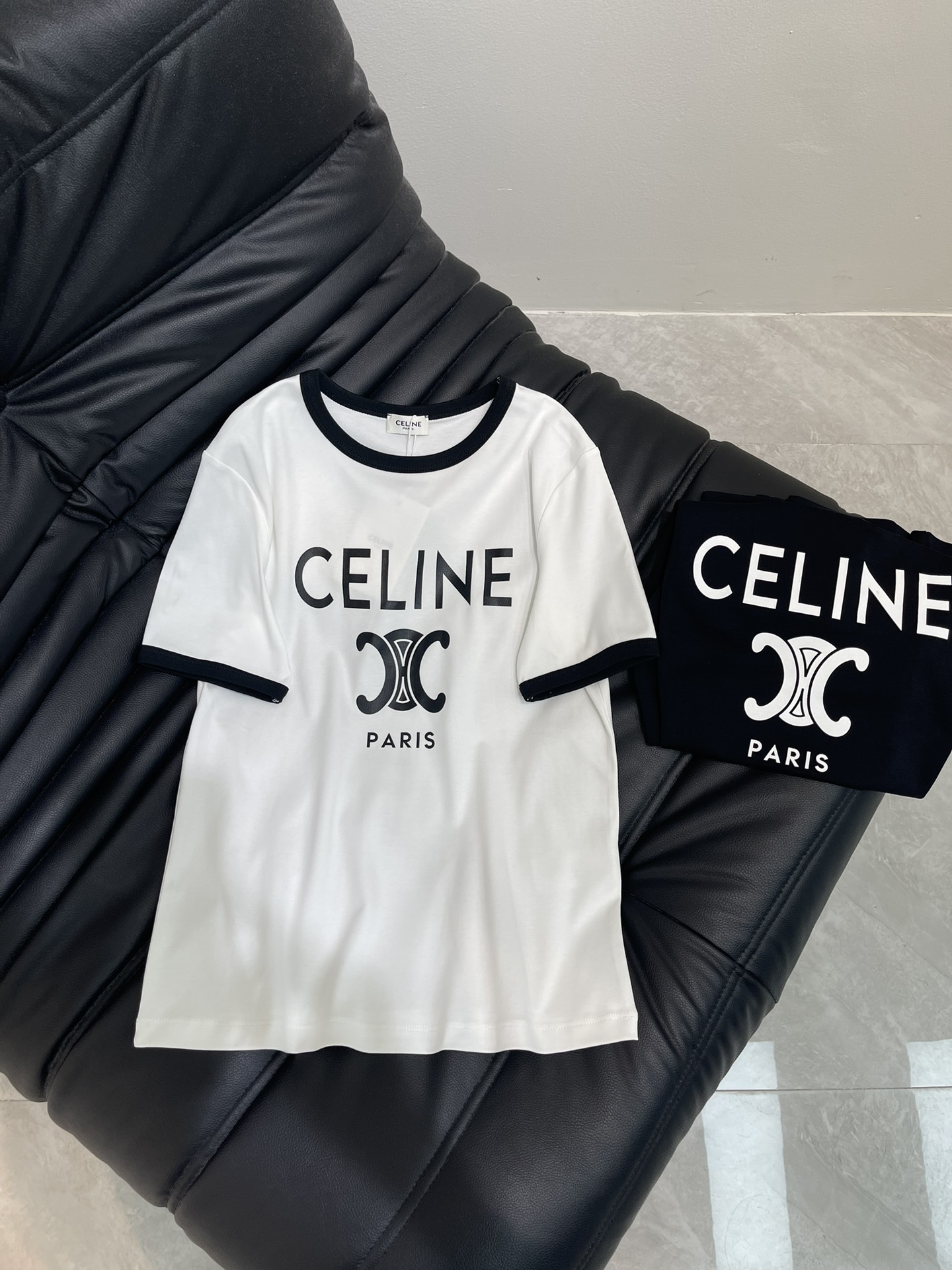 NO:429902,Celin* classic contrast collar Arc de Triomphe letter short-sleeved T-shirt is made of pure cotton fabric. The fabric is soft and comfortable. Contrast design. Printed letter logo craftsmanship. The style is slightly loose. The turning worker is smooth and delicate. Perfect details. High quality. High version. Three standards are complete. SML,,celine,T-shirt,tees,t-shirt,alexander wang.19860909Celin*经典款撞色领凯旋门字母短袖T恤 采用纯棉面料 面料柔软舒适 撞色设计 印花字母logo工艺 版型微宽松 车工走线平整细腻 完美细节处理 高品质√高版本√三标齐全√ SML,,celine,T-shirt,tees，t-shirt,alexander wang,Women's clothing