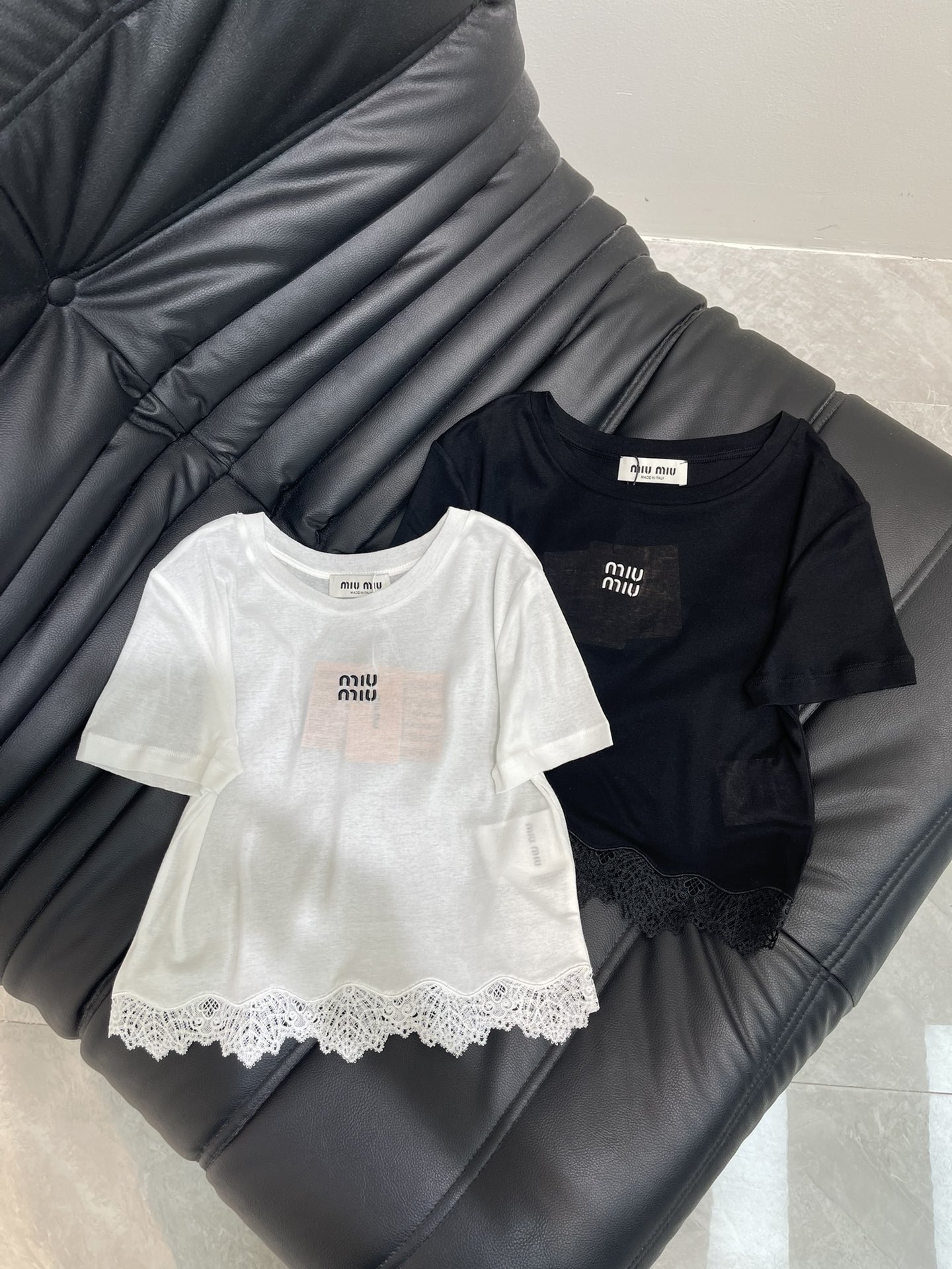 NO:429881,Miumi*25 spring and summer new lace lace short sleeve t customized YB imported horse material ultra-thin texture extremely comfortable and super summer material soft and skin-friendly Comfortable and stylish Short top cut All-body black and white colors available Hem lace decoration with letter logo decoration on the chest strong retro style increases the design layering Short style highlights the figure, stretchy and sweet and fashionable SML, miumiu, T-shirt, alexander wang19860909Miumi*25春夏新款蕾丝花边短袖t 定制YB进口匹马材质 质感超薄 穿搭舒适度极高 超适合夏天的材质 柔软亲肤 舒适有型 短款上衣剪裁 通体黑白两色可选 下摆蕾丝花边装饰 配合胸前字母徽标装饰 复古风格强烈 增加设计层次感 短款版型凸显身材 弹力十足甜美洋气 SML,,miumiu,T-shirt,alexander wang,Women's clothing