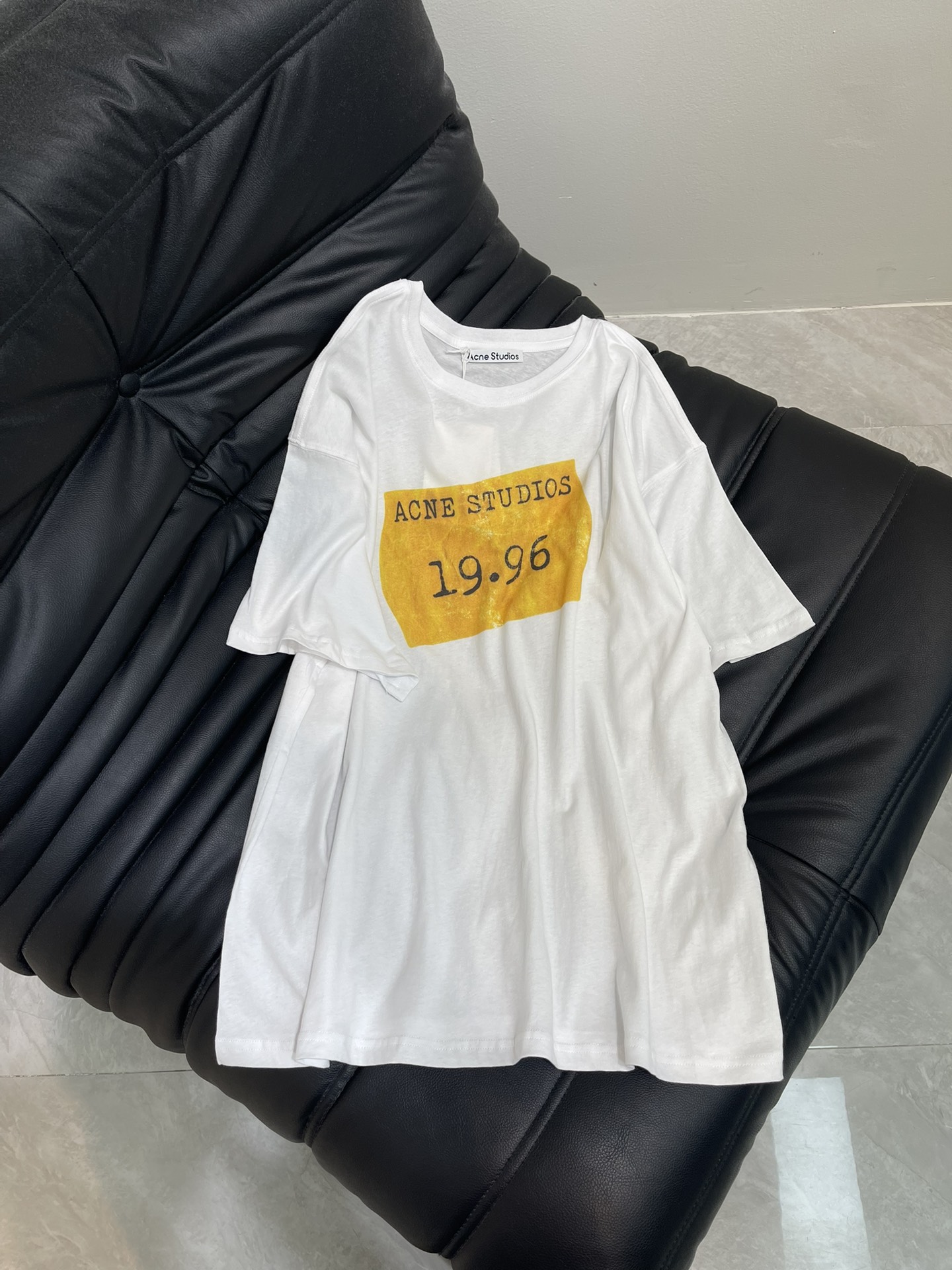 NO:434050,Printed short-sleeved, beautiful and easy to match. Simple white T and printed logo interpret classic 25-year-old early autumn model. This price is not to lose money. SML, T-shirt, alexander wang19860909印花短袖 好看又好搭 简单的白T 和印花标 诠释经典 25年早秋款这个价格不买亏得慌 SML,,T-shirt,alexander wang,Women's clothing