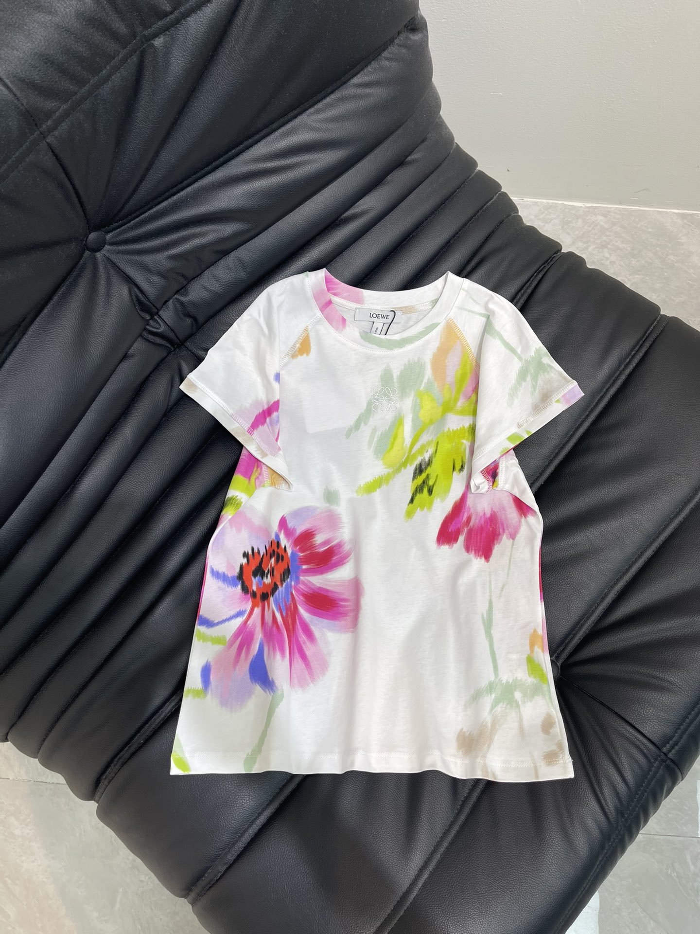 NO:429889,Loew*25 spring and summer new smudged flower print short-sleeved T-shirt custom YB mercerated cotton material breathable and comfortable, full texture Flying sleeve T-shirt cut highlights the brand style Made of gram-weight pure cotton, full of drape, presents slimming visual effect, white base, active print presents smudged flower pattern, oil painting technique, full of artistic sense, chest embroidery totem logo, strengthen brand identity, fashionable and high-end feeling, create a personal style, fashionable and relaxed, single wear inner wear is brilliant and fashionable SML,,loewe, T-shirt,tees, t-shirt,alexander wang19860909Loew*25春夏新款晕染花朵印花短袖T恤 定制YB丝光全棉材质 透气舒适 质感十足 飞袖T恤裁剪 凸显品牌格调 采用克重纯棉制成 垂坠感十足 呈现显瘦视觉效果 通体白色打底 活性印花 呈现出晕染花卉图案 油画手法 艺术感十足 胸口刺绣图腾徽标 加强品牌标识度 时尚高级感立现 打造个性风格 时髦松弛 单穿内搭都出彩时髦 SML,,loewe,T-shirt,tees，t-shirt,alexander wang,Women's clothing