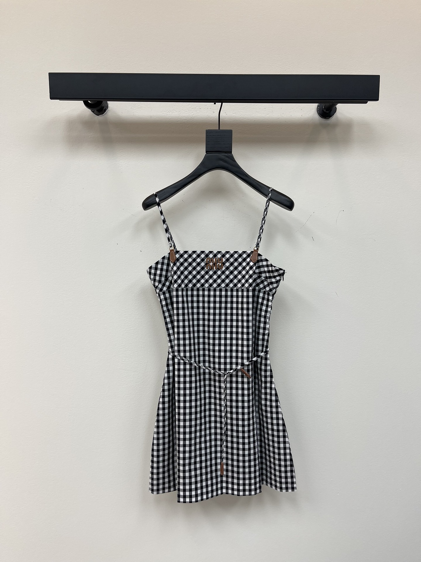 NO:429884,Miumi*25 spring and summer new lace-up checked dress customized YB twill cotton material comfortable texture breathable and easy to wear suspender dress tailoring, black and white plaid elements, embellished with leather label lace, details highlight taste, flat slim design wraps close-fitting, use tailoring and details to enhance the exquisiteness, stronger curvature, echoing the refreshing vacation atmosphere of the hot summer, use high-chest line contour cutting line to divide the upper and lower proportions, modify the lines, worry-free to buy SML,,miumiu, skirts,alexander wang19860909Miumi*25春夏新款系带格纹连衣裙 定制YB斜纹全棉材质 质感舒适 透气好穿 吊带连衣裙剪裁 通体黑白格纹元素 配合皮标系带点缀 细节凸显品味 平口修身设计包裹贴身 利用剪裁和细节提升精致度 曲线感更强 呼应炎炎夏日的清爽度假气息 利用高胸线位轮廓裁剪线划分上下比例 修饰线条 入手无忧 SML,,miumiu,skirts,alexander wang,Women's clothing
