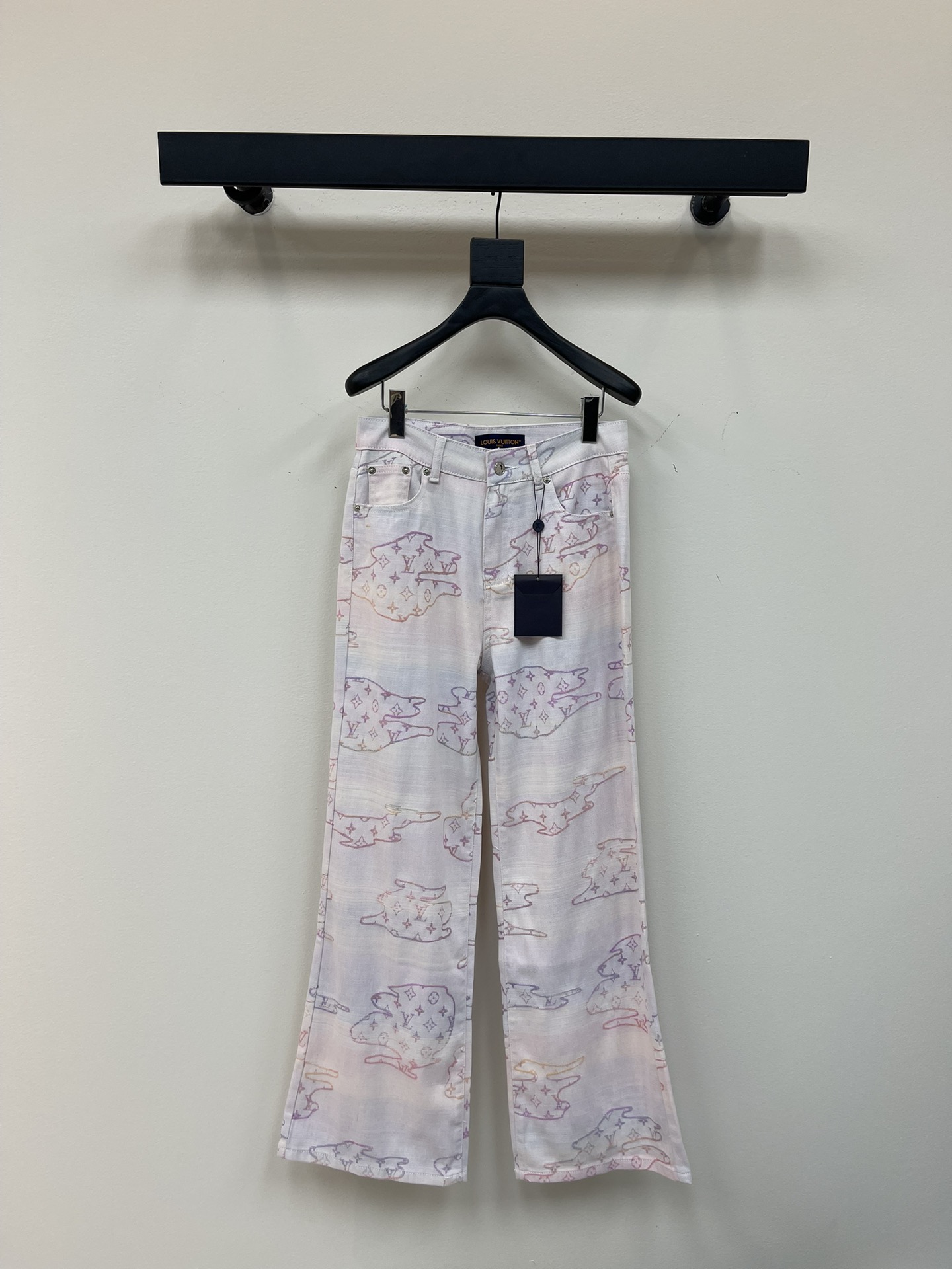 NO:431993,Louis Vuitto*25 new product cloud rainbow gradient color-blocked jacquard denim trousers! Choose high-quality twill denim fabric, with natural and simple texture, soft and comfortable, with a crispness, and both rigidity and softness. Gradually dyed cloud pattern jacquard effect, and finally perform color matching, fixing, adding softness, etc. The style effect is significant, straight-tube style has more silhouette support, showing long legs to modify the leg shape, being casual and free, with a slight retro feel, showing French elegance and fashionableness. The sense of details is full! SML l, louis vuitton,alexander wang19860909Louis Vuitto*25新品云朵彩虹渐变拼色提花牛仔长裤！选用优质斜纹牛仔面料,纹理自然朴实,柔软舒适,有挺括度,刚柔兼备.进行渐变染色云朵图案提花效果,最后再进行套色、固色、加软等,风格效果显著,直筒版型,有更多的廓形支撑力,显腿长修饰腿型,率性洒脱,微微复古感,尽显法式优雅时髦.细节感拉满！SML l,,louis vuitton,alexander wang,Women's clothing