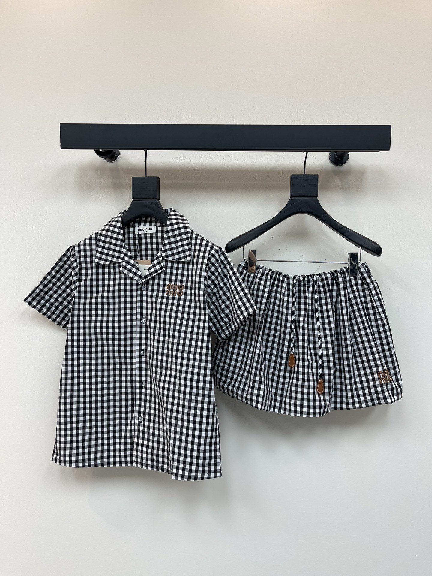 NO:429887,Shirts, skirts*25 spring and summer new plaid shirt short skirt suit Customized YB twill cotton material Comfortable texture Moisturizing and breathable Short-sleeved shirt shorts suit cut to create a relaxed vacation feeling Black and white plaid full of simplicity and fashion The leather letter logo on the chest is lit up and lighted up design, easily showing the style and style Matching with the same series of skirts, convenient adjustment of drawstring at waist, miniskirts, super short skirts, super long legs, trousers, leather logo echoes, complete sets of dressing are full of casual style, and it is also great to match separately. SML,, skirts, shorts, shirts, T-shirts, alexander wang19860909衬衫 半裙*25春夏新品上格纹衬衫短裙套装 定制YB斜纹全棉材质 质感舒适 吸湿透气 短袖衬衫短裤套装裁剪 打造度假松弛感 通体黑白两色格纹满铺 简约时尚 胸前口袋皮革字母徽标点亮设计 轻松彰显风范格调 搭配同系列半裙 腰间抽绳调节便利 超短裙身显瘦超显腿长 裤腿皮革徽标呼应 成套穿搭满满休闲风格 分开搭配也是很赞 SML,,skirts,shorts,shirts,T-shirt,alexander wang,Women's clothing