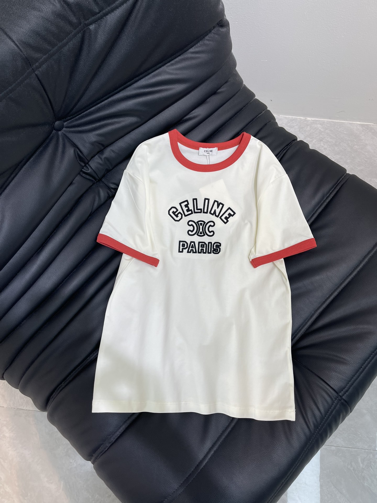 NO:429900,Celin*25 limited series new embroidered logo short-sleeved T-shirt with exquisite regular style and huge slim upper body!  Customized latest embroidery, low-key and luxurious!  A must-have item for fashionable things unlocks all outfits!  Determine the quality of my home!  Classic items are fashionable and high-end, and the classic style is versatile and not picky!  SML, celine, T-shirt,tees, t-shirt,alexander wang19860909Celin*25限定系列新品刺绣logo短袖T恤 精致常规版型上身巨显瘦！ 定制最新刺绣 低调奢华！ 时髦精必备单品解锁所有穿搭！ 认准我家品质！经典单品时髦又高级 经典版型百搭不挑人！ SML,,celine,T-shirt,tees，t-shirt,alexander wang,Women's clothing