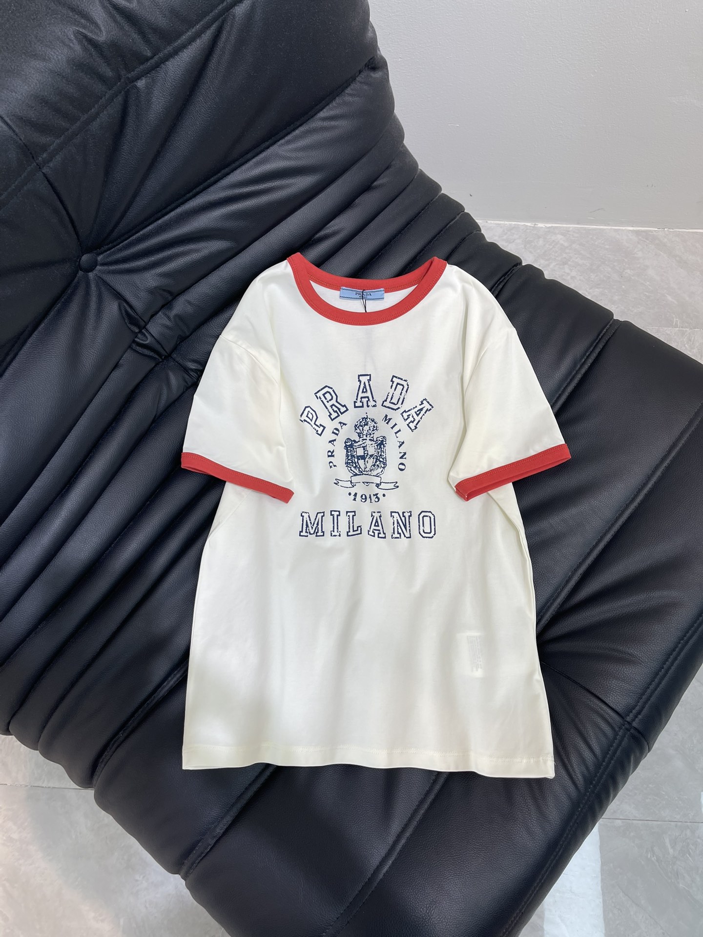 NO:429898,Prad*25 limited series new embroidered logo short-sleeved T-shirt with exquisite regular style and huge slim upper body!  Customized latest embroidery, low-key and luxurious!  A must-have item for fashionable things unlocks all outfits!  Determine the quality of my home!  Classic items are fashionable and high-end, and the classic style is versatile and not picky!  SML, prada, T-shirt,tees, t-shirt,alexander wang19860909Prad*25限定系列新品刺绣logo短袖T恤 精致常规版型上身巨显瘦！ 定制最新刺绣 低调奢华！ 时髦精必备单品解锁所有穿搭！ 认准我家品质！经典单品时髦又高级 经典版型百搭不挑人！ SML,,prada,T-shirt,tees，t-shirt,alexander wang,Women's clothing