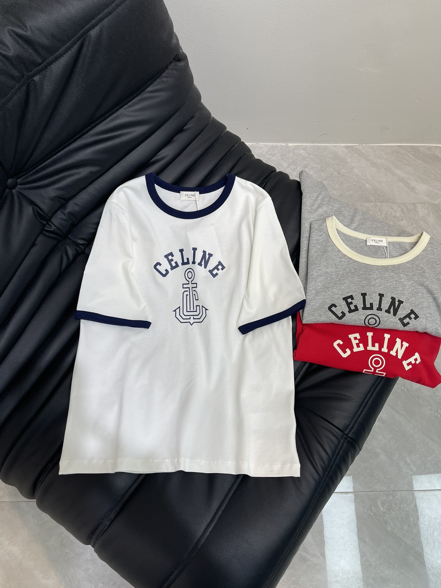 NO:429897,Celin*25 spring and summer new contrast printed short-sleeved T-shirt with exquisite style and huge slim upper body!  Customized latest letter prints Low-key luxury!  A must-have item for fashionable things unlocks all outfits!  Determine the quality of my home!  Classic items are fashionable and high-end, and the classic style is versatile and not picky!  Gray｜White｜Red SML,,celine,T-shirt,tees,t-shirt,alexander wang19860909Celin*25春夏新品撞色印花短袖T恤 精致版型上身巨显瘦！ 定制最新字母印花 低调奢华！ 时髦精必备单品解锁所有穿搭！ 认准我家品质！经典单品时髦又高级 经典版型百搭不挑人！ 灰色｜白色｜红色 SML,,celine,T-shirt,tees，t-shirt,alexander wang,Women's clothing