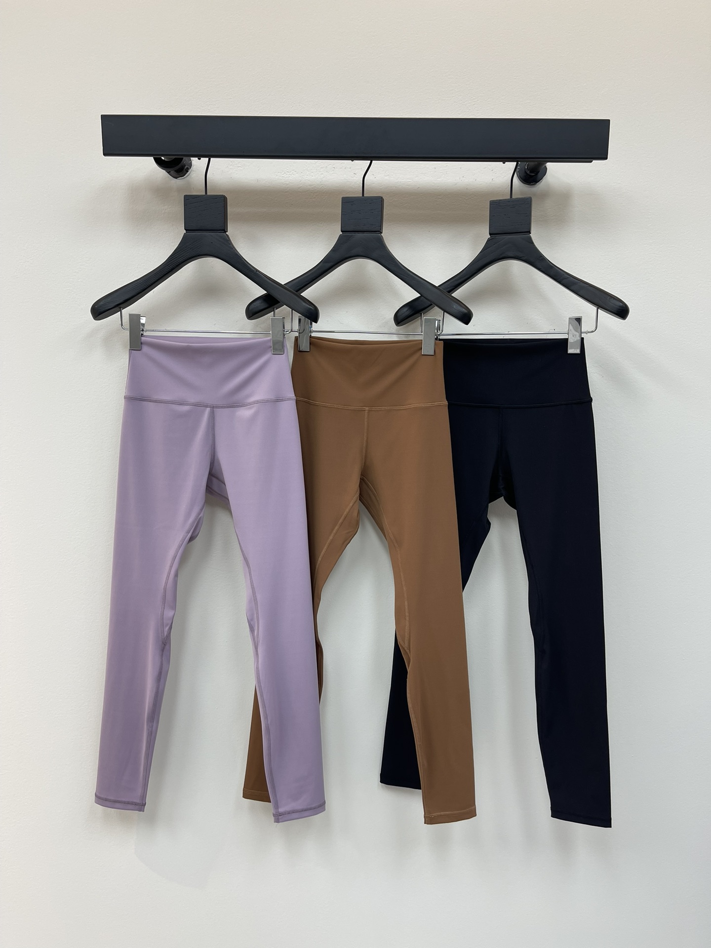 NO:431998,ALO 25 new nude feeling high elastic nine-point yoga pants. The fabric feels very soft and comfortable, with three-dimensional wrapping and tailoring, a mid-to-high waist design, a flat waist fit, reducing tightness, perfectly wrapping fat, and better display of body shape. A must-have versatile fitness pants for girls in daily life, soft, skin-friendly, and comfortable nakedness!  The nine-point pants are yoga pants with a very high-end style. They are always available in wardrobe. The upper body effect is super comfortable and slim. The tall, short, fat and thin ladies can perfectly control it!  SML, alexander wang19860909ALO 25新款裸感高弹九分瑜伽裤.面料手感非常柔软舒适,立体包裹剪裁,中高腰的设计,腰部平整贴合,减少紧勒,完美包裹赘肉,更好的显示身型.女生日常必备款百搭健身裤,软糯亲肤,裸感舒适！九分裤版型实穿度超高的瑜伽裤.运动&休闲,衣橱常备.上身效果超级舒适显瘦.高矮胖瘦的小姐姐们都能完美驾驭！SML,,alexander wang,Women's clothing