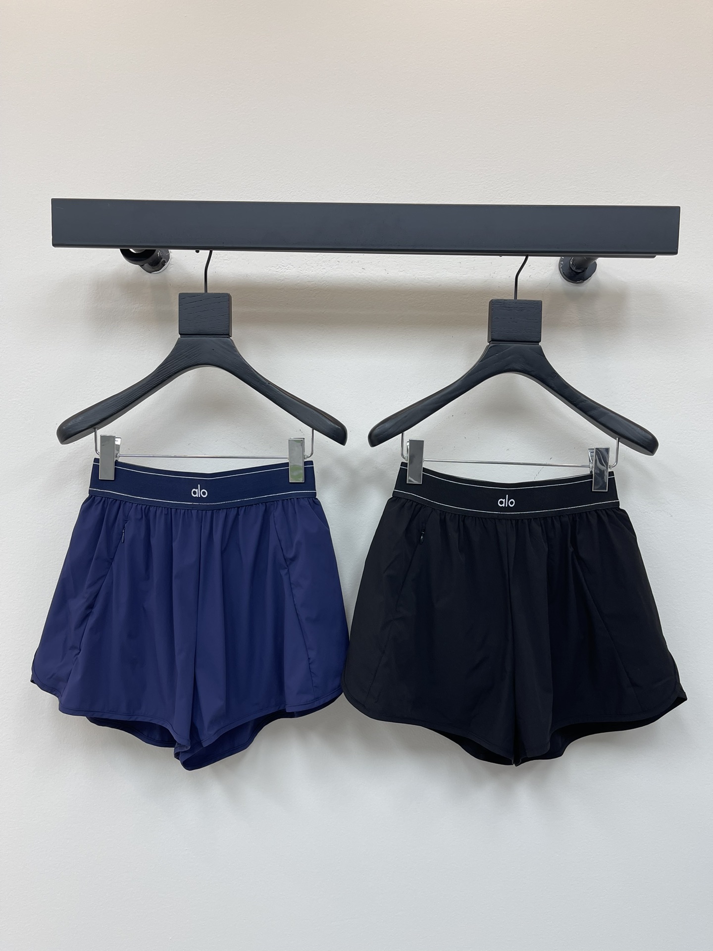 NO:432003,Alo webbing quick-drying shorts is really suitable for summer. Soft and light quick-drying fabric. The skirt and pants look very slim and cover the flesh. No matter what leg shape you have, you can perfectly control it. It is skin-friendly and not picky about the figure. It is really inclusive. Single side zippered pocket design. It is safe and practical to place close objects. The thin quick-drying fabric is effortless to exercise. Daily outfits other than fitness are really fashionable and high-quality. Extremely high-quality, with eyes closed. Color black/navy. Size S/M/L, skirts, shorts, alexander wang.19860909Alo织带速干短裤 真的太太太适合夏天了 柔软轻盈的速干面料 裙裤版型很显瘦遮肉～ 不管你是什么腿型都能完美驾驭 很亲肤 不挑身材 包容性真的很好 单两侧斜插拉链口袋设计 放置贴身物品安全实用 轻薄的速干面料,运动起来也毫不费力 健身以外的日常穿搭真的很洋气很高级～ 绝的高品质,闭眼留 颜色黑色/藏青 尺码S/M/L,,skirts,shorts,alexander wang,Women's clothing