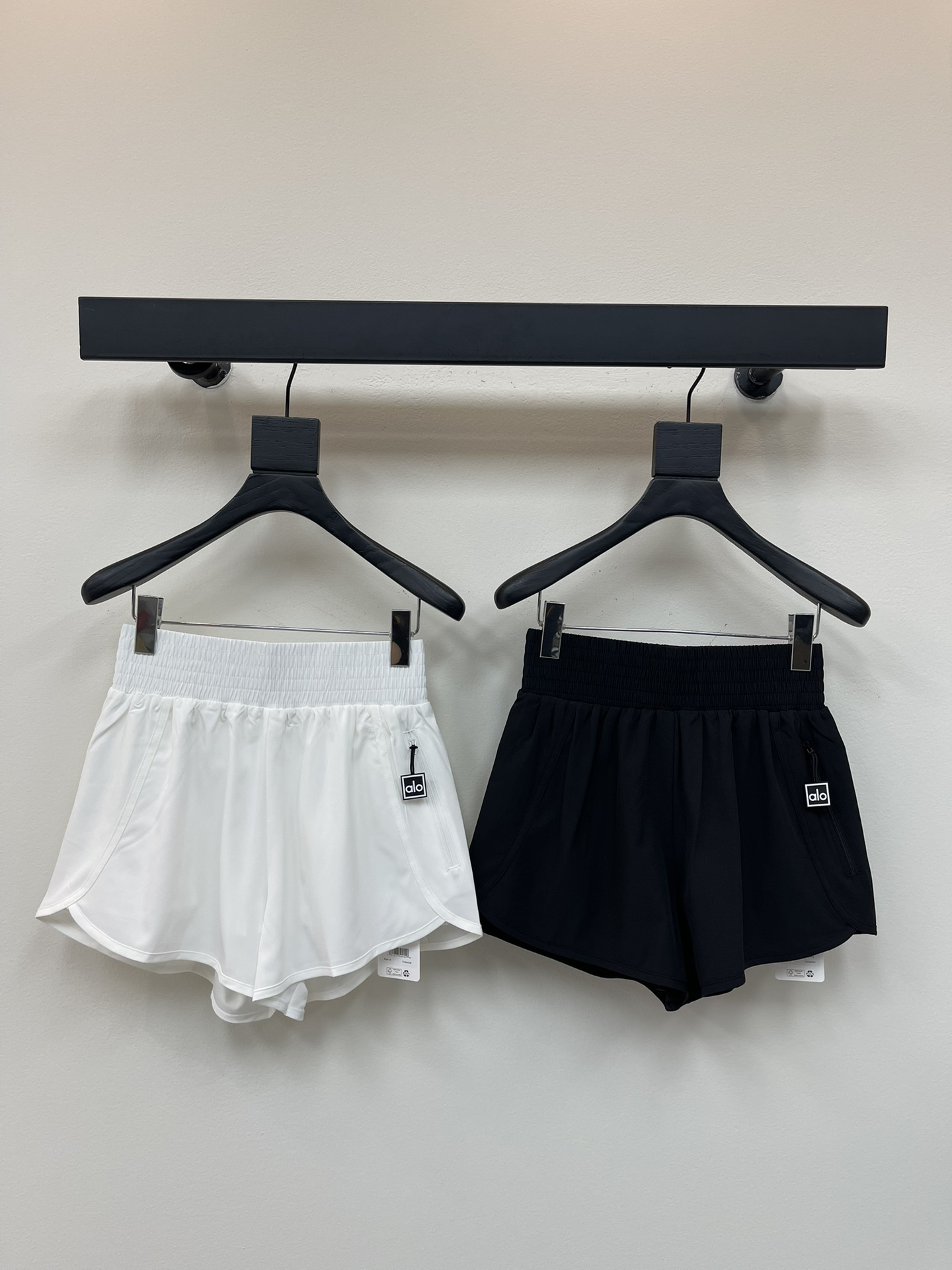 NO:432008,Alo's new fashionable high-waist sports running yoga with casual shorts lined with casual shorts, four-color quick-drying sports shorts, a must-have for summer cooling, these pants are simply summer saviors, and can be easily controlled in all shapes. The elastic waistband design is super considerate, and you don't want to take off the series when you wear it. Whether it's sweating in the gym or going out on the street, it's fashionable and full of zippered pockets, Boxer style waist, fashionable and stable, you won't be afraid of falling off no matter how you jump around, slightly dynamic performance fabric, running and jumping, say goodbye to the trouble of exposing, swing the shot without burden, classic black, white, yellow and blue color scheme, easy to grasp the fashionable sports style, SML, shorts, alexander wang19860909Alo新款时尚高腰运动跑步瑜伽带内衬休闲短裤,四色速干运动短裤 夏日清凉必备款,这条裤子简直是夏日救星,各种体型都能轻松驾驭,弹性腰带设计超贴心,穿上就不想脱系列,无论是健身房挥汗还是日常出街都时髦感拉满,带拉链的小口袋,Boxer风腰头,时尚又稳固,怎么蹦跶都不怕掉,微动感的性能面料,跑跳间超带感,告别走光烦恼,尽情挥拍无负担,黑白黄蓝经典配色,轻松拿捏时尚运动风, 码数SML,,shorts,alexander wang,Women's clothing