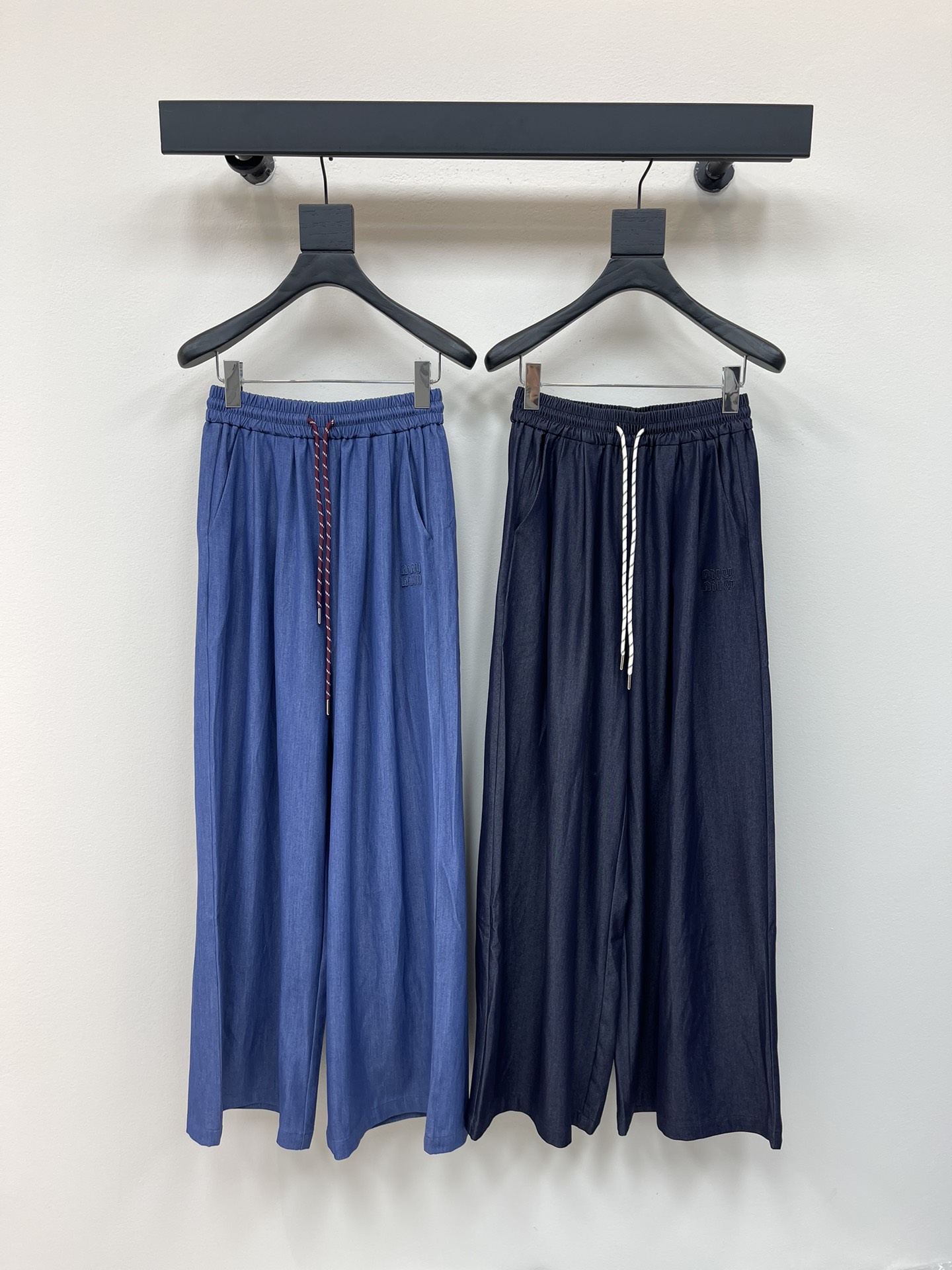 NO:432016,Miumi*25 new drawstring elastic waist straight-leg Tennis casual pants customized high-quality fabric with excellent texture!  Multiple washing techniques, contrasting colors show a sense of high-end feeling, visual feast, light and comfortable upper body, a versatile item that must be bought in all seasons, goddess artifact!  The temperament of a young girl with a younger age is elegant and sweet!  The style is versatile and not picky about others. It is beautiful!  Workmanship quality depends on details SML, miumiu, alexander wang19860909Miumi*25新款抽绳松紧腰直筒天丝休闲裤 订制高品质面料质感超赞！ 多次洗水工艺 撞色尽显高级感 视觉盛宴 上身轻盈舒适 四季必入的百搭单品 女神神器！ 减龄少女风气质优雅不失甜美！ 版型正 百搭不挑人上身美的不要不要的！ 做工品质看细节 SML,,miumiu,alexander wang,Women's clothing