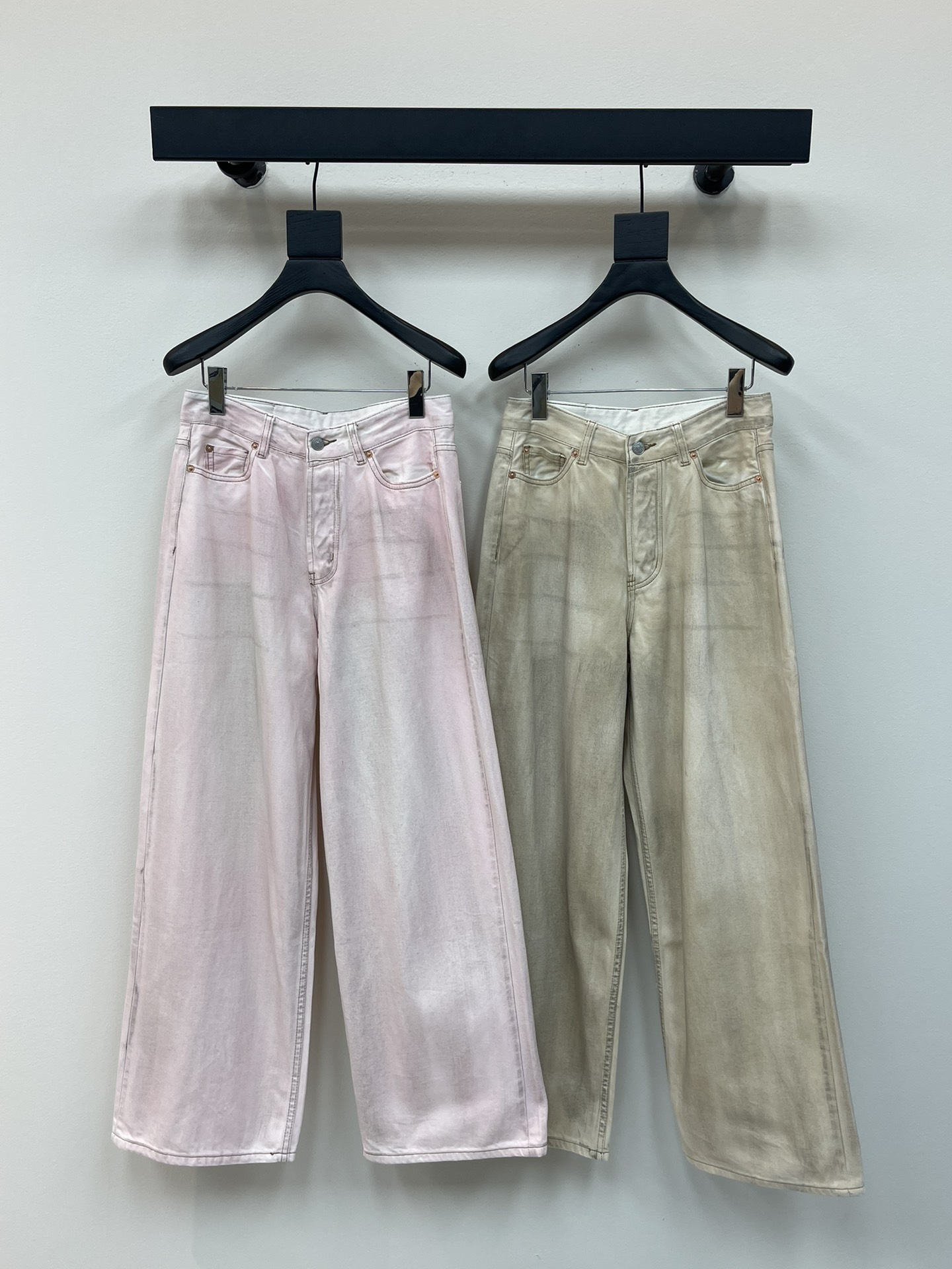 NO:433563,Acne Studios Dirty Powder 1981 New Jeans This jeans uses high-woven and dense twill fabric. The light pink color is beautiful in the wash, which makes people fall in love with it at a glance. Moreover, its material is soft and skin-friendly, with first-class texture, and it is simply too comfortable to wear on the body! Its design is simple but not without fashion sense. The three-dimensional cut trousers make you look slim and long legs, and can be easily controlled with any item. SML, acne studios, dior, jeans, alexander wang19860909Acne Studios脏脏粉1981新款牛仔裤 这款牛仔裤采用了高织高密的斜纹面料,水洗对色超级好看的浅粉色系,让人一眼就爱上.而且,它的材质柔软亲肤,质感一流,穿在身上简直不要太舒服! 它的设计简约却不失时尚感,立体裁剪的裤身显瘦显腿长,搭配任何单品都能轻松驾驭.SML,,acne studios,dior,jeans,alexander wang,Women's clothing