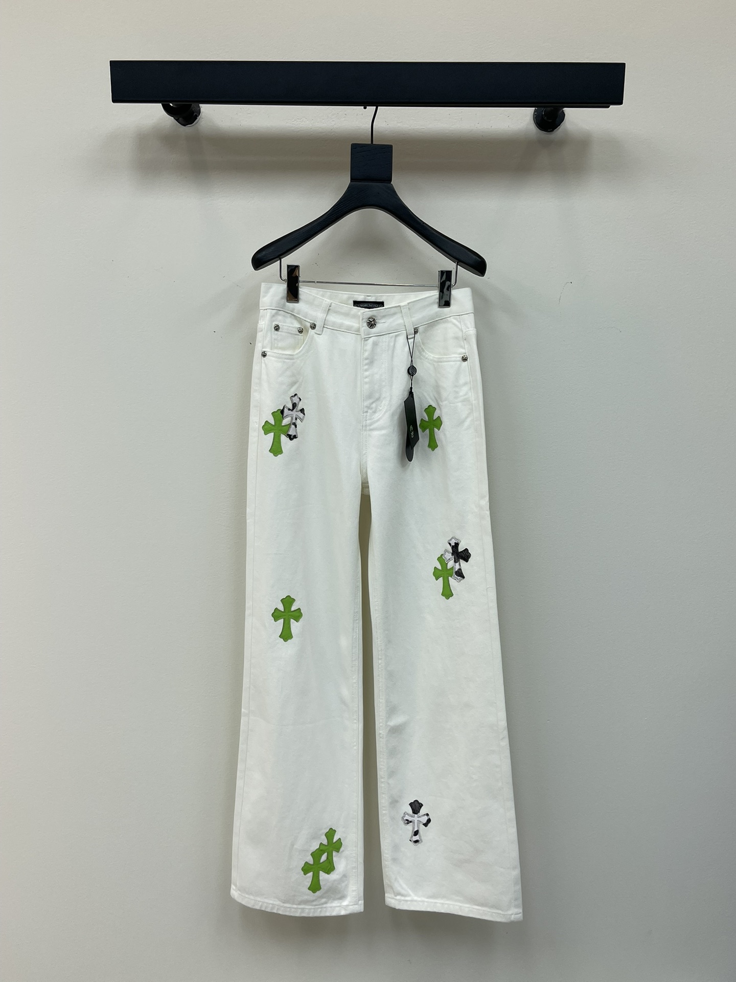 NO:434051,Crow* two-color leather label jeans, white Sailo fabric, cut-out motorcycle cross leather label, different from the color of leather labels in previous years, custom hardware for fermented stone grinding drift!  Four seasons white SML, chrome hearts,alexander wang19860909克罗*双色皮标牛仔长裤,白色赛络纺面料,裁片机车十字架皮标,区别往年的皮标十字架颜色,酵石磨漂定制五金！四季款 白色 SML,,chrome hearts,alexander wang,Women's clothing