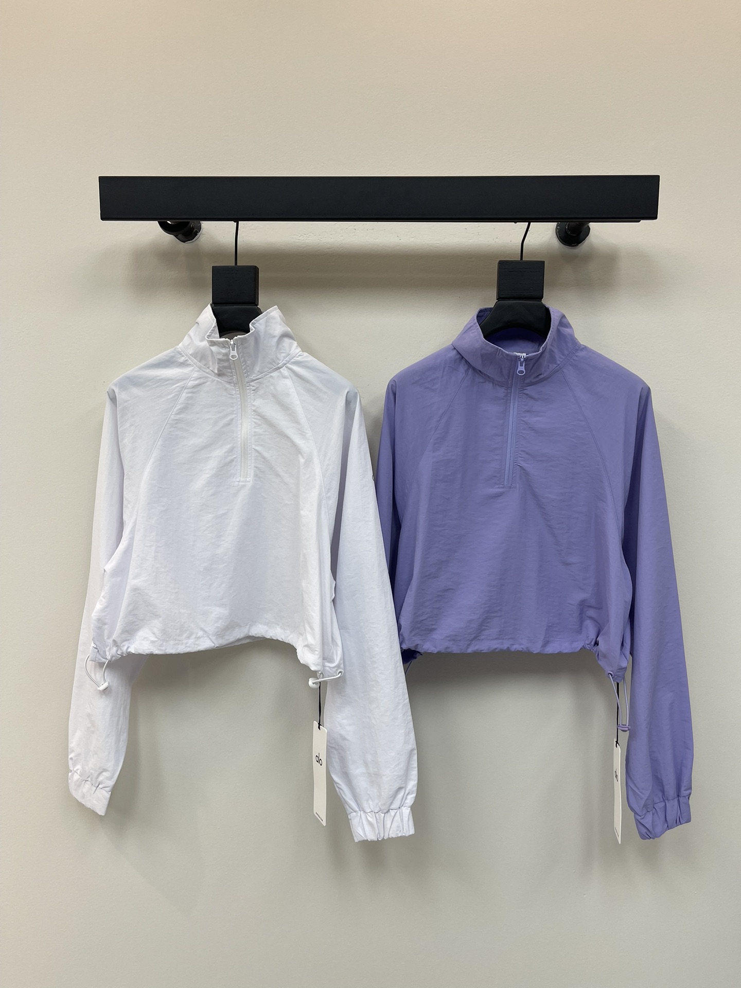 NO:434873,Alo semi-zipper loose sunscreen clothes. A universal spring and summer blouse. There is a drawstring on the hem to adjust the tightness. It will be shorter to tighten. It looks good to tighten the waist. If you like to loosen your belly, you can relax the drawstring~ SML, alexander wang19860909Alo半拉链宽松防晒衣 万能的春夏罩衫～ 下摆有抽绳可以调节松紧度 收紧会短一些 收腰也很好看 喜欢宽松点遮盖肚子可以放松抽绳～ SML,,alexander wang,Women's clothing