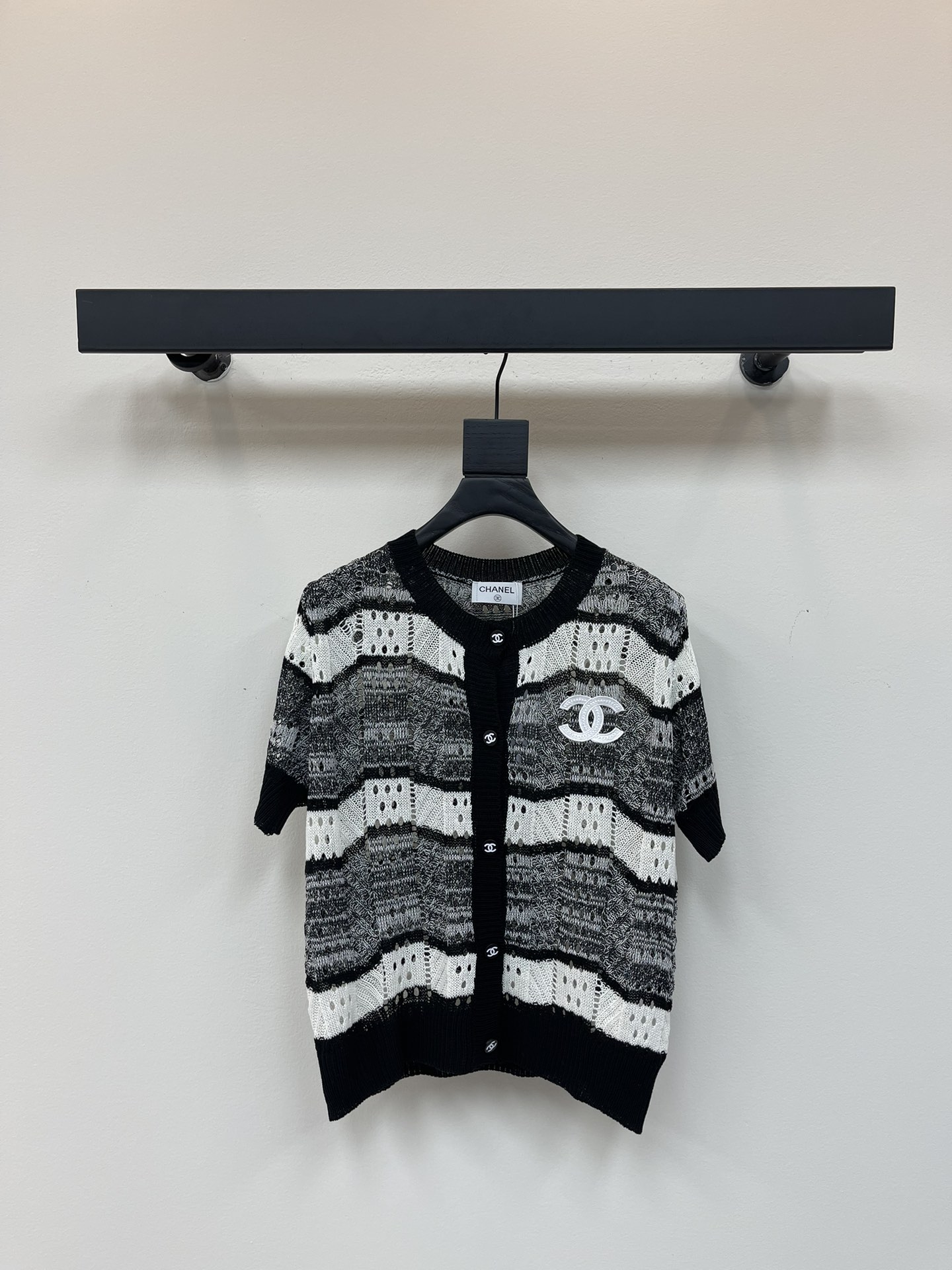 NO:431275,Chane*25 new hollow knitted cardigan, fabric breathable, logo pattern embellishment, high-end atmosphere on the upper body SML, chanel, alexander wang19860909Chane*25新款镂空针织开衫 面料透气 logo图案修饰点缀 上身高级氛围感 SML,,chanel,alexander wang,Women's clothing