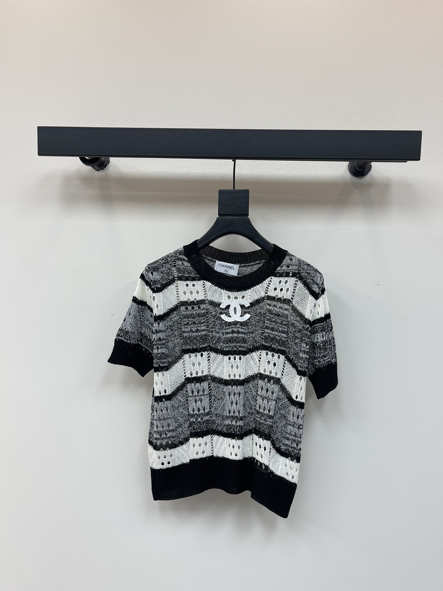NO:431273,Chane*25 spring and summer new hollow knitted round neck short sleeve fabric breathable logo pattern embellishment and high-end atmosphere on the upper body SML, chanel, T-shirt, alexander wang19860909Chane*25春夏新款镂空针织圆领短袖 面料透气 logo图案修饰点缀 上身高级氛围感 SML,,chanel,T-shirt,alexander wang,Women's clothing