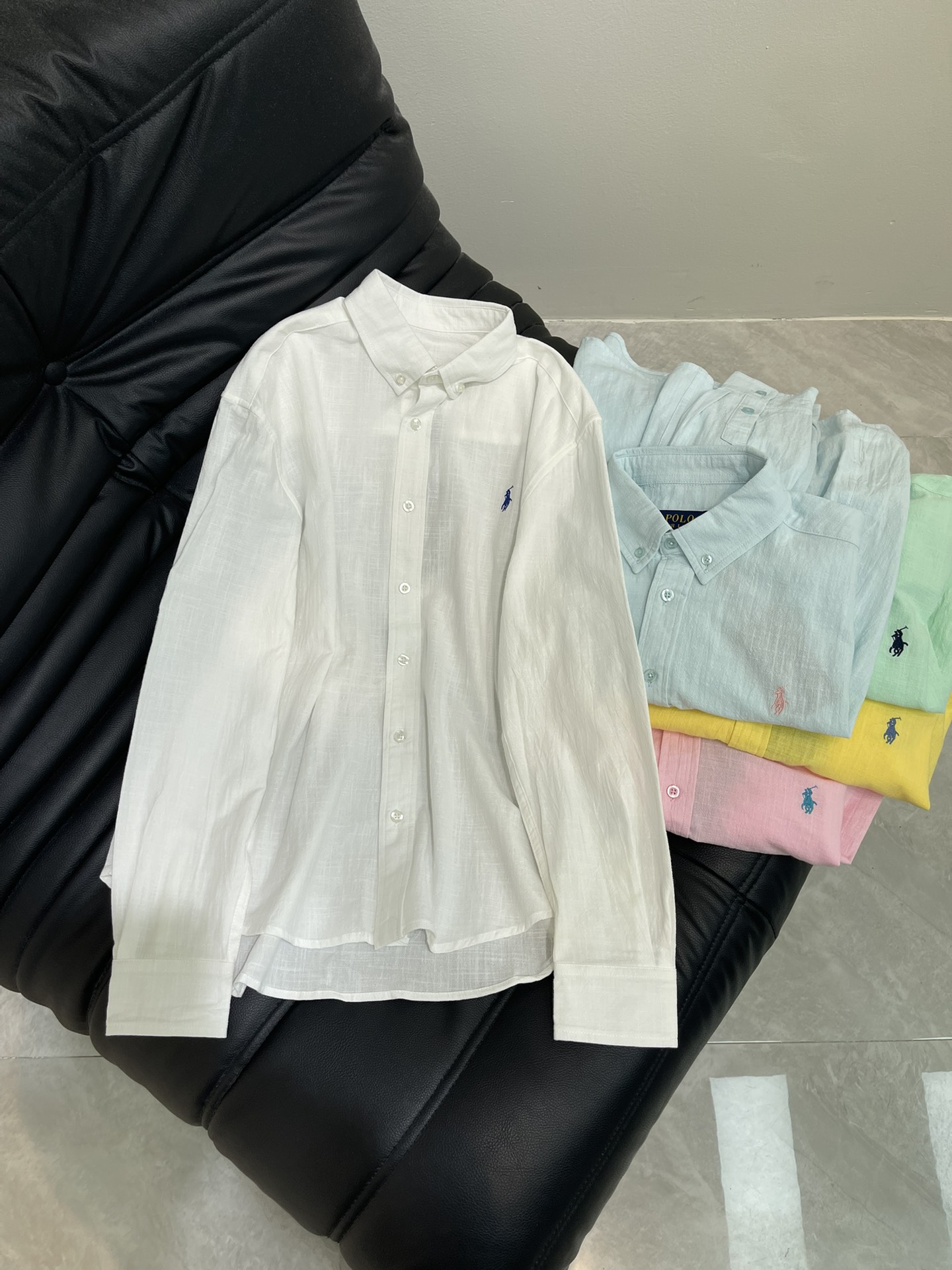 NO:430591,Ralph Laure 25 new polo pony embroidered macaron color shirt. It is an indispensable four-season item in the closet!  Customized fabrics are moisture-absorbing and breathable. They can be described as embroidered by the walking air conditioner, with a straight H-shaped curved hem design. The simple lines highlight the capable temperament and the classic lapel presents a neat temperament!  The style is simple and clean, and it has a retro feel!  Clean and high-end!  The 'wearing SHEN device' that hides the lack of figure, saves time and does not bother with it, wears 0 burden on vacation or daily life. SML, loro piana,shirts,alexander wang19860909Ralph Laure*拉夫25新款polo小马刺绣马卡龙色系衬衫.作为衣橱中BI不可少的四季单品！定制面料吸湿透气强,可谓是行走的空调胸前小马刺绣标点缀,直身H版型弧形下摆设计,简约的线条更加突显干练气质经典翻领呈现利落的气质！款式简约又干净,又很有复古气息的感觉！干净高级！廓形慵懒隐藏身材不足,省时不费心不论度假或日常都实穿0负担的“穿搭SHEN器' SML,,loro piana,shirts,alexander wang,Women's clothing