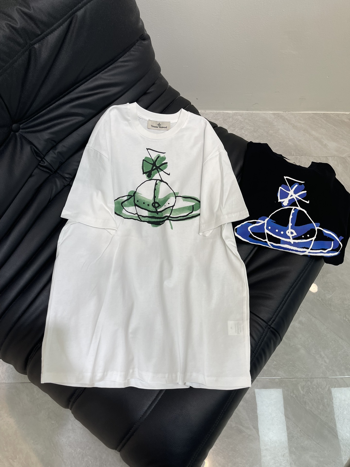 NO:433567,The Queen Mother of the West 2025 spring and summer new model is the latest short-sleeved round-neck T-shirt with high-end customization and avant-garde and fashionable design!  The brand logo is heavy on craftsmanship design, soft feel, comfortable to wear, exquisite car lines, fine workmanship, and invincible and handsome upper body effect!  Black and white SML, T-shirt,tees,t-shirt,alexander wang19860909西太后 2025春夏新款首发最新款短袖圆领T恤 高端订制 设计前卫时尚！品牌logo重工艺设计 手感柔软.穿着舒适.级别精致车线.做工精细.上身效果无敌帅气！黑白 SML,,T-shirt,tees，t-shirt,alexander wang,Women's clothing