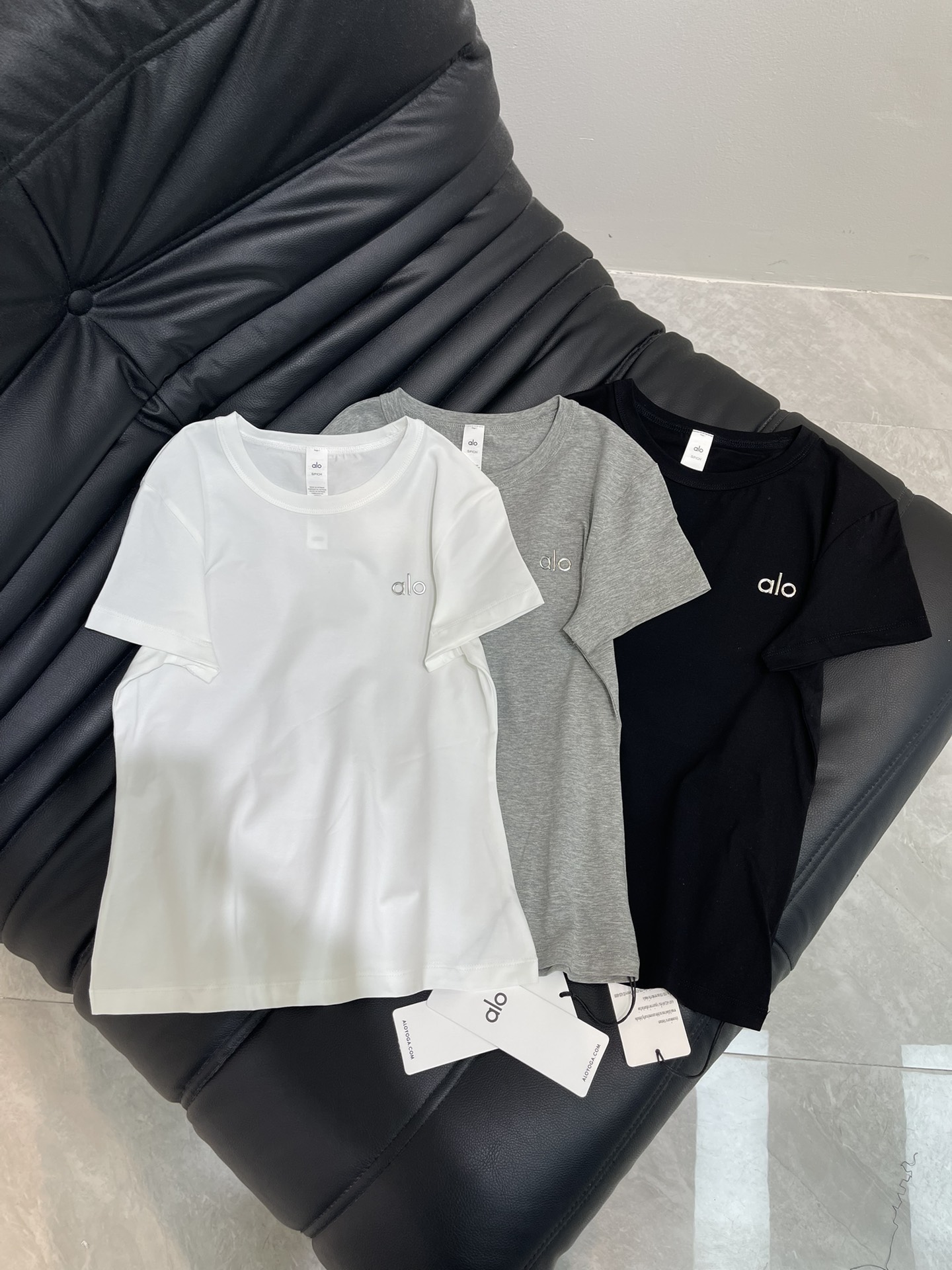 NO:432013,ALO 25 spring and summer new slim short-sleeved, alo ready-to-wear dyed fried salt and used vintage slim pure cotton women's short-sleeved T-shirt. This T-shirt uses pure cotton knitted fabric. The fabric has a certain fading effect through special salt stir-frying process, presenting a special retro beauty, fitting style, modifying the figure, carefully tailored round-neck T-shirt, with brand letter logo printed on the chest. After the ready-to-wear washing and dyeing process, all three colors look very good, showing temperament and making the skin look white. It is a casual and versatile version of women's T-shirt that girls love beauty this summer. SML, T-shirt,tees, t-shirt,alexander wang19860909ALO 25春夏新款修身短袖,alo成衣染色炒盐做旧复古修身显瘦纯棉女短袖T恤,这款T恤,采用纯棉针织面料,通过特殊炒盐工艺让面料有一定的褪色效果,呈现特殊的复古美感,合身版型,修饰身材,精心裁制圆领T恤,胸前印有品牌字母徽标,经过成衣水洗染色工艺,三种颜色都非常好看,显气质,衬肤白,是这个夏季爱美女生,一定要入手的一款休闲百搭版女T. 码数SML,,T-shirt,tees，t-shirt,alexander wang,Women's clothing