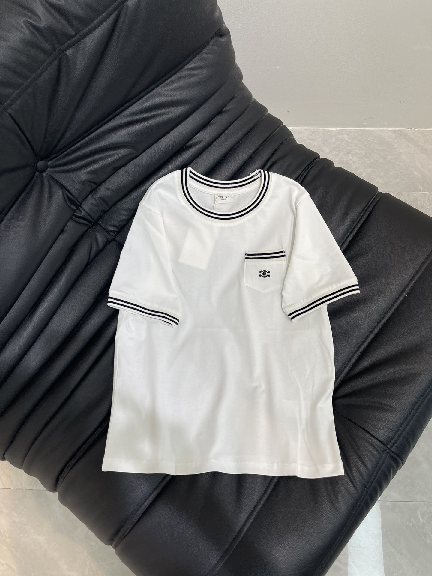 NO:429896,Celin*25 spring and summer new round neck embroidered short-sleeved T-shirt custom YB twill cotton material breathable and comfortable, full texture Slim short-sleeved T-shirt cut highlights the brand style with a slight elasticity presents a slim visual effect The chest pocket embroidery pattern The color matching creates a personal style full of creativity The brand's high-end design feel is full of color and fashionable The inner wear is customized with a stylish and customized surface accessories High-version SML, celine, T-shirt,tees, t-shirt,alexander wang19860909Celin*25春夏新款圆领刺绣短袖T恤 定制YB斜纹全棉材质 透气舒适 质感十足 修身短袖T恤裁剪 凸显品牌格调 略带有弹力 呈现显瘦视觉效果 胸前口袋绣花图案 配色打造个性风格 充满创意 品牌高级设计感拉满 单穿内搭都出彩时髦 定制面辅料 高版本SML,,celine,T-shirt,tees，t-shirt,alexander wang,Women's clothing