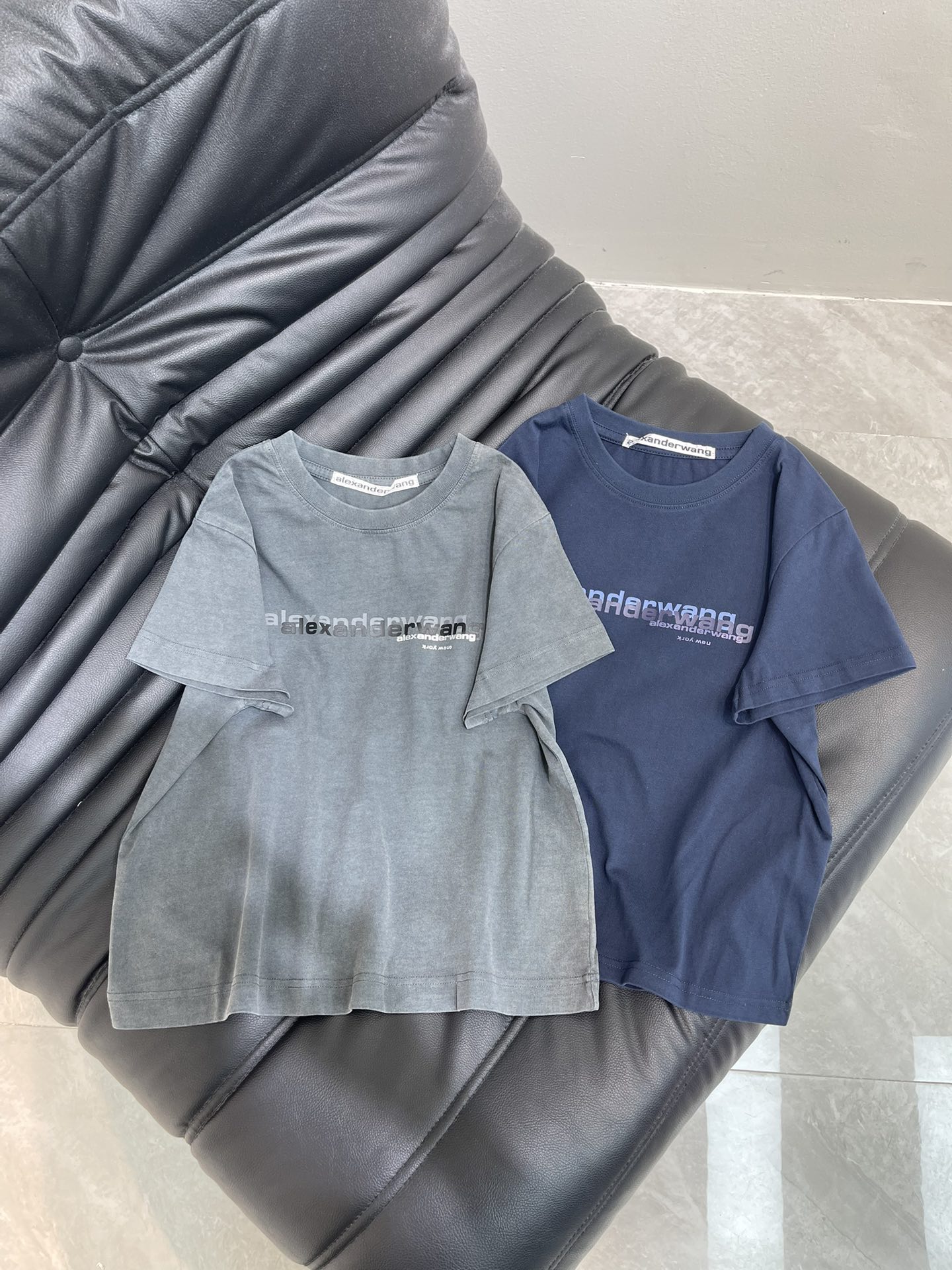 NO:432059,Alexand*r wang 25 spring and summer new king letter round neck short-sleeved T-shirt丨Exclusive high-end production!  Made of pure cotton with gram weight, full of drape, presents a slimming visual effect, uses washing technology to restore colors, the letters on the chest outline the brand logo pattern of the floral body, collide with the color of the big body, fashionable and high-end feeling, create a personal style, fashionable and relaxed, and the inner wear is brilliant and fashionable. SML, alexander wang, T-shirt,tees, t-shirt,alexander wang19860909Alexand*r wang 25春夏新款大王字母圆领短袖T恤丨独家高版出品！采用克重纯棉制成 垂坠感十足 呈现显瘦视觉效果 利用水洗工艺还原色 胸前字母勾勒出花体品牌徽标图案 与大身颜色碰撞 时尚高级感立现 打造个性风格 时髦松弛 单穿内搭都出彩时髦 SML,,alexander wang,T-shirt,tees，t-shirt,alexander wang,Women's clothing