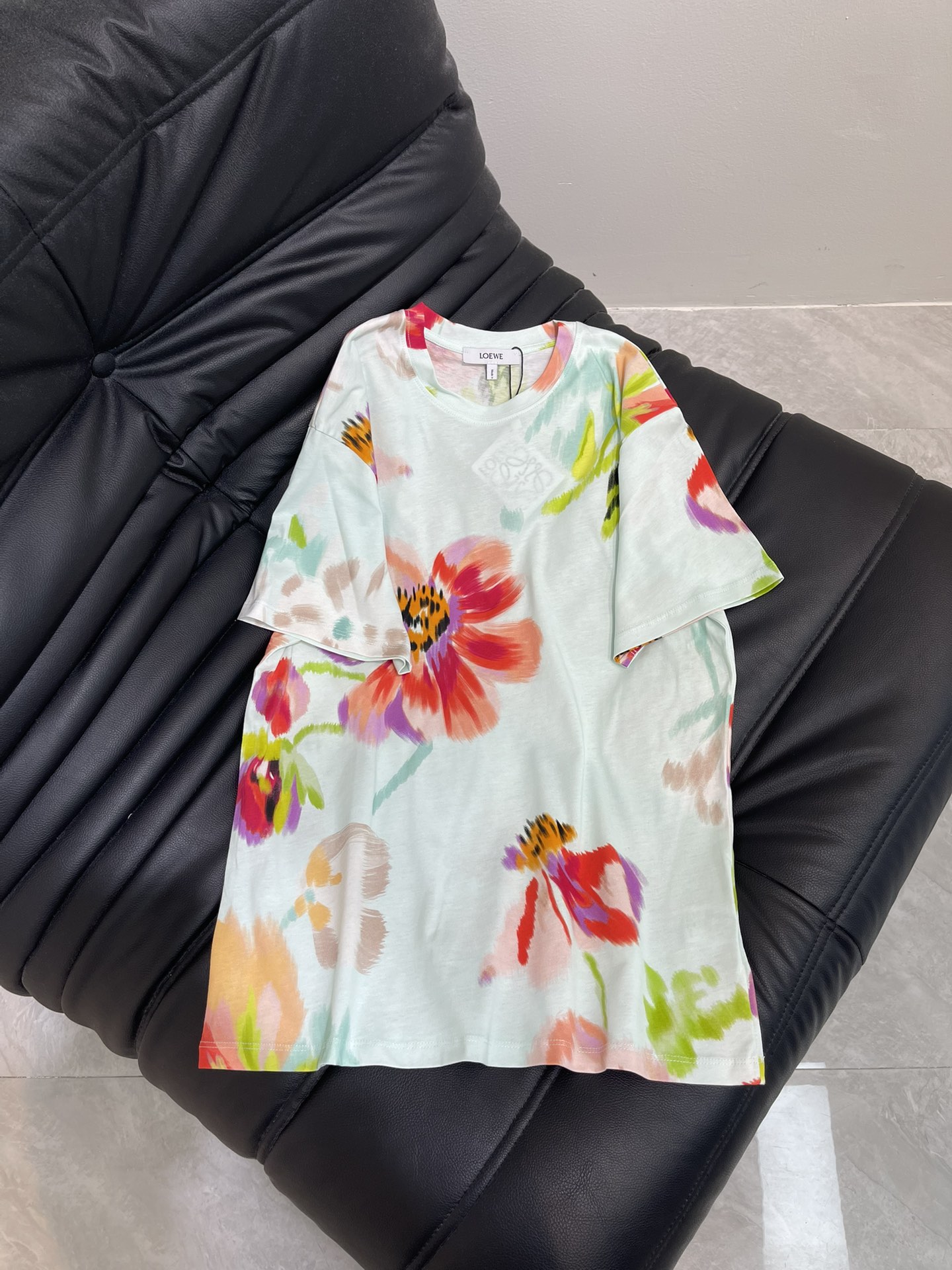 NO:429878,Loew*25 spring and summer new smudged flower print short-sleeved T-shirt custom YB mercerated cotton material breathable and comfortable, full texture Loose short-sleeved T-shirt cut highlights the brand style Made of gram-weight pure cotton, full of drape, presents slimming visual effect, water-green base, active printing presents smudged flower pattern, oil painting technique, full of artistic sense, letter logo on the back strengthens the brand identity, fashionable and high-end feel, creates a personal style, fashionable and relaxed, and the inner wear is brilliant and fashionable SML,,loewe, T-shirt,tees, t-shirt,alexander wang19860909Loew*25春夏新款晕染花朵印花短袖T恤 定制YB丝光全棉材质 透气舒适 质感十足 宽松短袖T恤裁剪 凸显品牌格调 采用克重纯棉制成 垂坠感十足 呈现显瘦视觉效果 通体水绿色打底 活性印花 呈现出晕染花卉图案 油画手法 艺术感十足 后背字母徽标 加强品牌标识度 时尚高级感立现 打造个性风格 时髦松弛 单穿内搭都出彩时髦 SML,,loewe,T-shirt,tees，t-shirt,alexander wang,Women's clothing