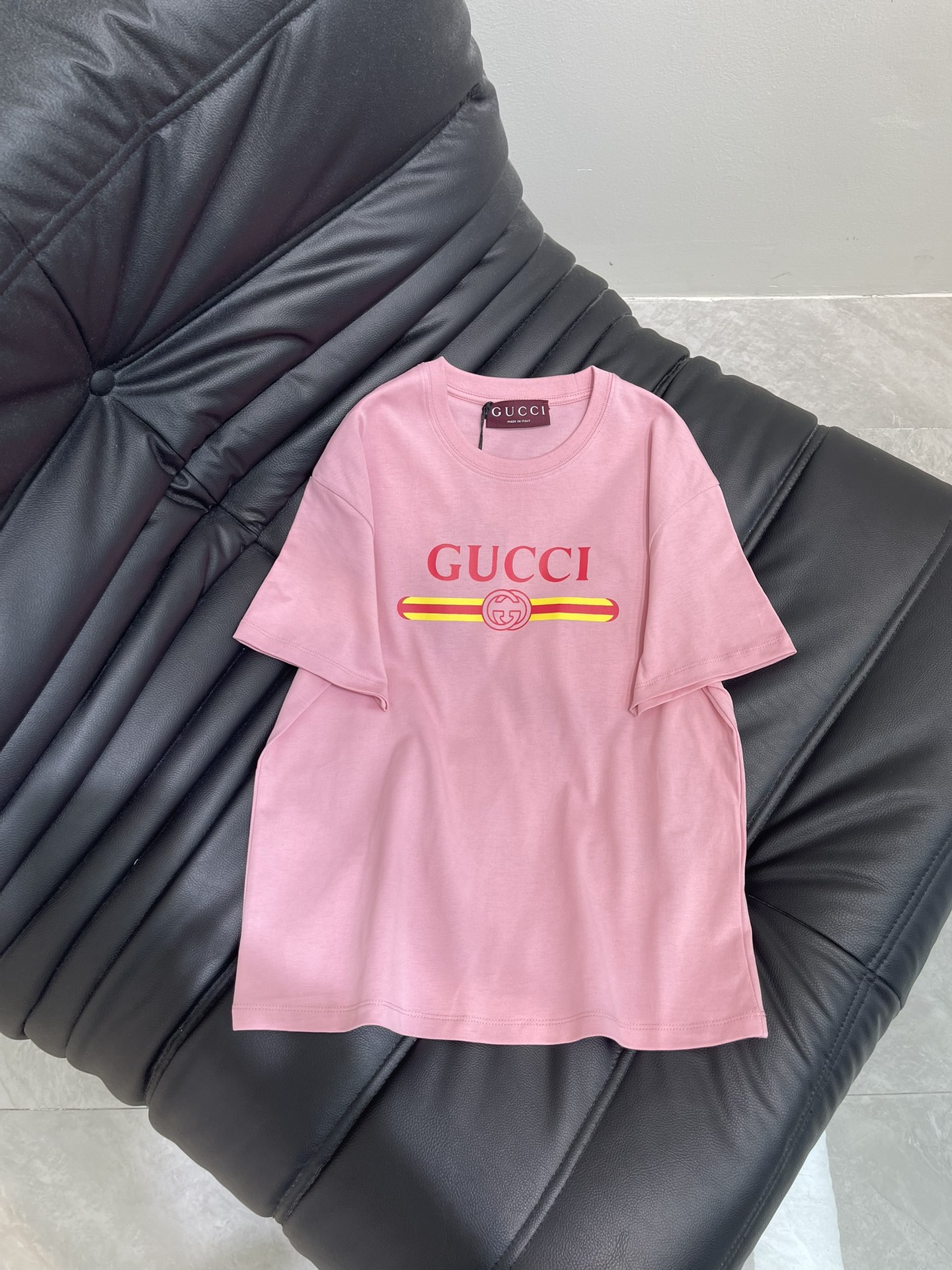 NO:429895,Gucc*25 spring and summer new printed round neck short-sleeved T-shirt Customized YB native cotton material breathable and comfortable, full texture Slim short-sleeved T-shirt cut highlights the brand style Made of gram-weight pure cotton, full of drape, presents a slim visual effect YB development The whole garment is restored to pink The chest is printed and contrasted to outline the three-dimensional brand letter logo pattern with a variant font to enhance brand identity Fashion and high-end feel instantly Create a personal style Fashion and relaxed The inner wear is brilliant and fashionable SML, gucci, T-shirt,tees, t-shirt,alexander wang19860909Gucc*25春夏新款印花圆领短袖T恤 定制YB原生全棉材质 透气舒适 质感十足 修身短袖T恤裁剪 凸显品牌格调 采用克重纯棉制成 垂坠感十足 呈现显瘦视觉效果 YB开发 整件成衣还原出粉色 胸前利用印花工艺和撞色勾勒出立体风格的品牌字母徽标图案 变体字型加强品牌标识度 时尚高级感立现 打造个性风格 时髦松弛 单穿内搭都出彩时髦 SML,,gucci,T-shirt,tees，t-shirt,alexander wang,Women's clothing