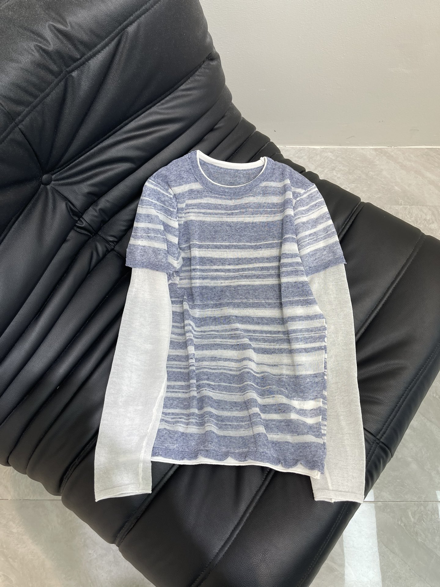 NO:432020,IMMI fashionable top students' daily matches for early spring. Hot knitted fake two-piece long-sleeved T-shirt. The perfect collision of minimalist aesthetics and layered art. The layering aesthetics of fake two-pieces. No need for complicated matching. One piece gives a sense of layering. The splicing design of striped knitted and solid color inner matching breaks the monotony and gives the outfit agility. SML, tees, t-shirt, alexander wang19860909IMMI时髦尖子生早春日常搭配 麻感针织假两件长袖T恤 极简美学与层次艺术的完美碰撞 假两件叠穿美学 无需繁复搭配 一件穿出层次感 条纹针织与纯色内搭的拼接设计 打破单调 赋予穿搭灵动韵律 SML,,tees，t-shirt,alexander wang,Women's clothing