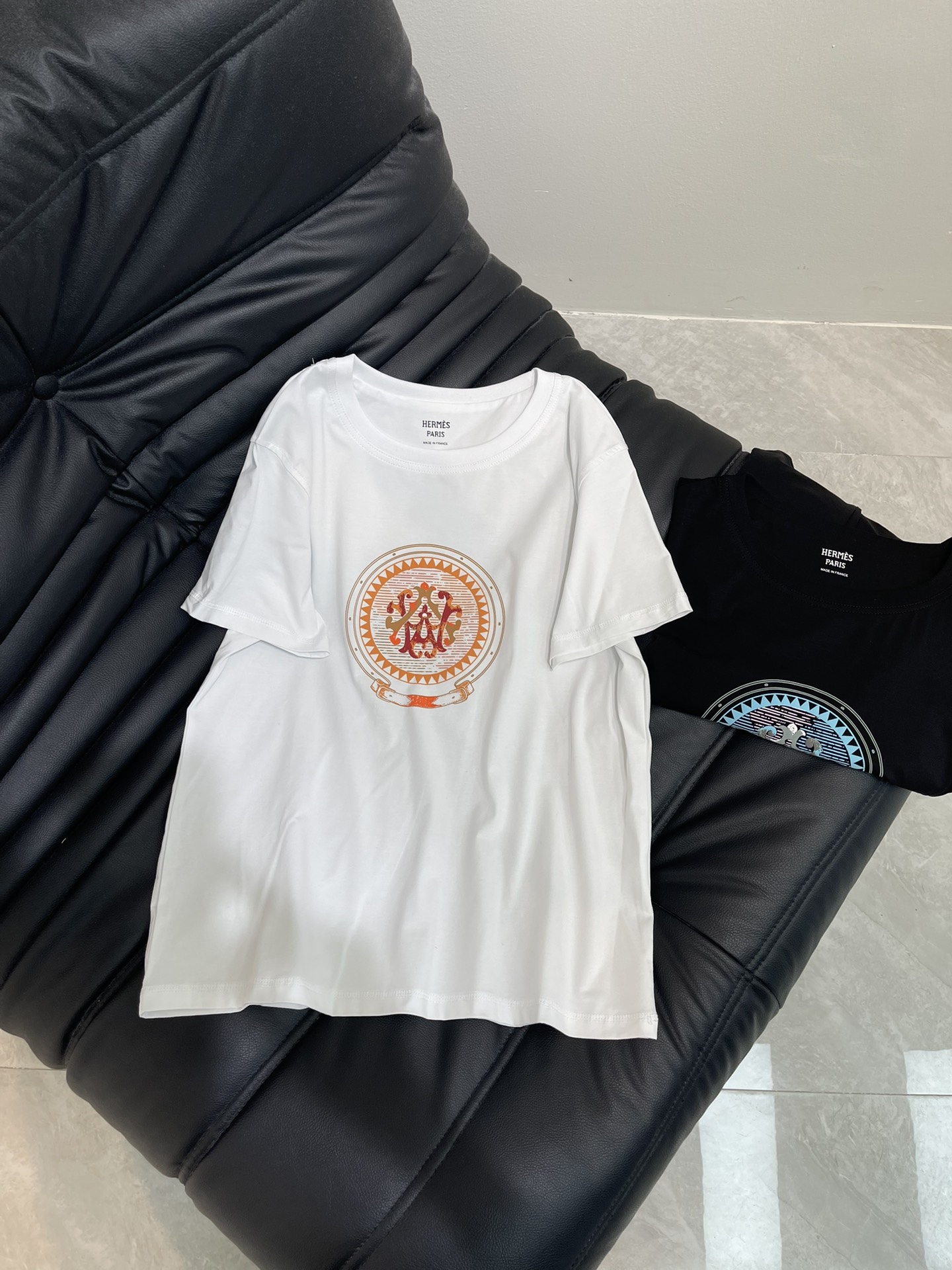 NO:429875,Herme*25 spring and summer new totem gradient printed short-sleeved T-shirt custom YB mercerated cotton material breathable and comfortable, full texture. Regular short-sleeved T-shirt cut highlights the brand style. Made of gram-weight pure cotton, slightly elastic, and presents a slim visual effect. The disc-shaped totem on the chest is mainly red, orange and blue and green. The gradient effect and line changes are combined. Full of artistic sense. The upper body is versatile and high-end. Showing high-end style. The inner wear is brilliant and fashionable. SML,, hermes, T-shirt,tees, t-shirt,alexander wang19860909Herme*25春夏新款图腾渐变印花短袖T恤 定制YB丝光全棉材质 透气舒适 质感十足 常规短袖T恤裁剪 凸显品牌格调 采用克重纯棉制成 略带有弹力 呈现显瘦视觉效果 胸前圆盘状图腾以红橙和蓝绿配色为主 渐变效果和线条变化组合造型 充满艺术感 上身百搭高级 彰显高级格调 单穿内搭都出彩时髦 SML,,hermes,T-shirt,tees，t-shirt,alexander wang,Women's clothing