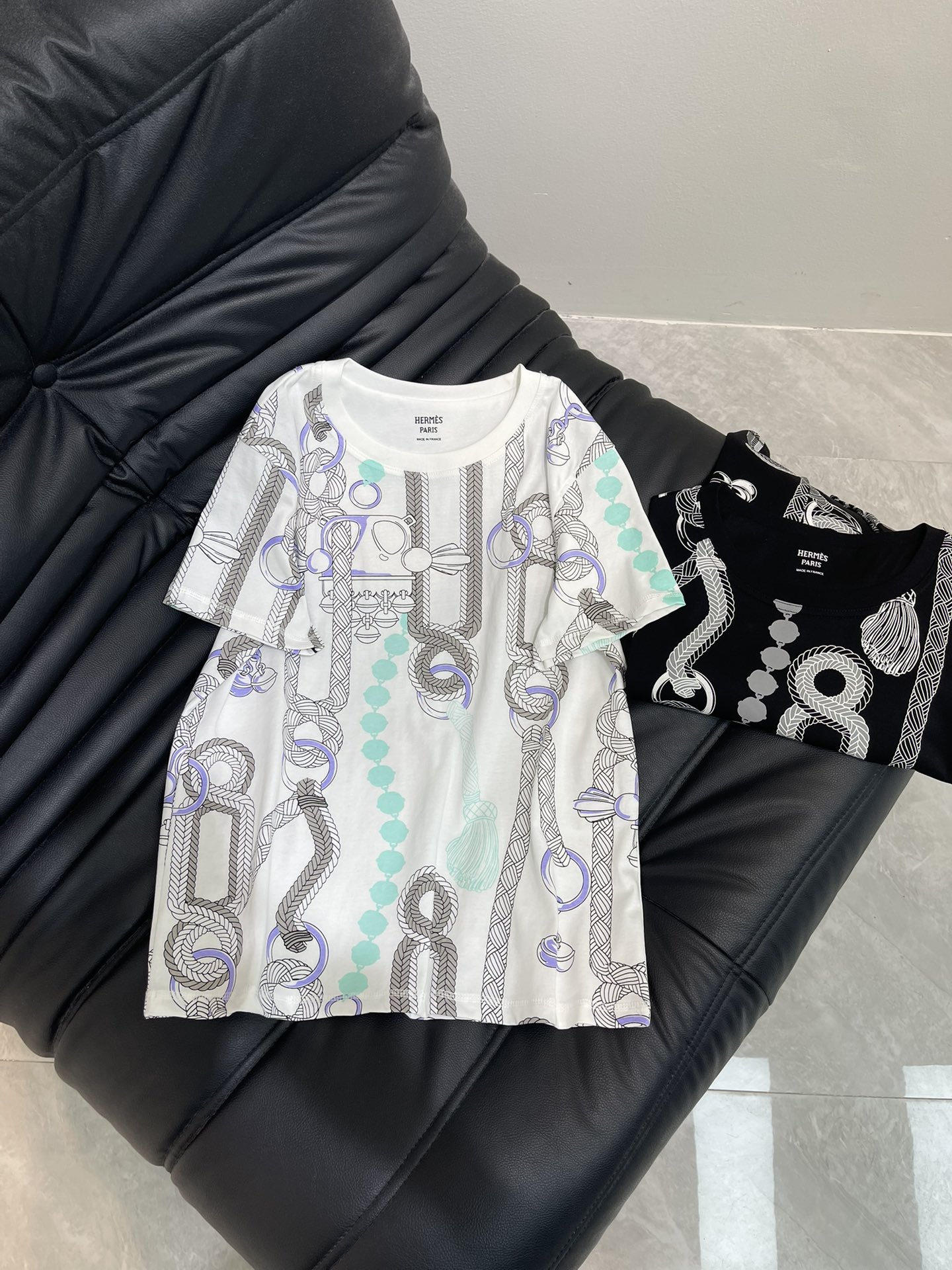 NO:429872,Herme*25 spring and summer new round neck buckle printed short-sleeved T-shirt custom YB mercerated cotton material breathable and comfortable, full texture. Regular short-sleeved T-shirt cut highlights the brand style. Made of gram-weight pure cotton, slightly elastic, and gives a slim visual effect. The whole body is decorated with classic black and white or blue purple gray tethered buckle printed patterns. The irregular distribution makes it more unique and fashionable. The brand's simple and fashionable feeling is instantly revealed. The inner wear is brilliant and fashionable. SML,, hermes, T-shirt,tees, t-shirt,alexander wang19860909Herme*25春夏新款圆领链扣印花短袖T恤 定制YB丝光全棉材质 透气舒适 质感十足 常规短袖T恤裁剪 凸显品牌格调 采用克重纯棉制成 略带有弹力 呈现显瘦视觉效果 通体装点经典黑白或蓝紫灰色系链扣带印花图案 错位不规则分布更显个性时髦 品牌自带的简约时尚感立现 单穿内搭都出彩时髦 SML,,hermes,T-shirt,tees，t-shirt,alexander wang,Women's clothing