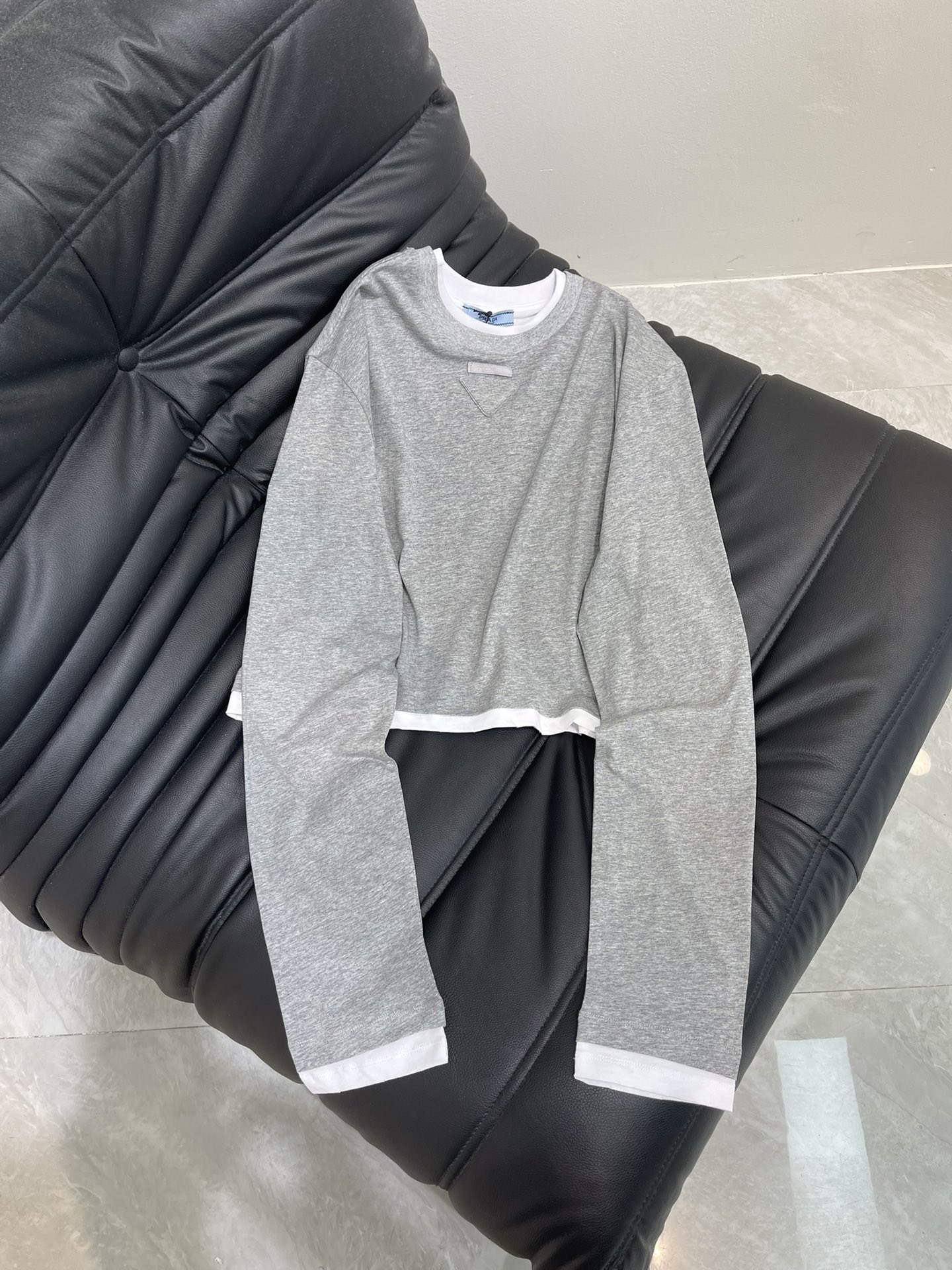 NO:429869,Prad*25 new contrasting color fake two-piece round neck long sleeves Customized YB twill cotton material skin-friendly and breathable, full of elasticity Round neck fake two-piece contrasting color splicing to add layering, transforming into the heroine of Korean drama, fashionable, classic triangle logo embellished on the chest, showing the brand tone, slim fit outlines the curve, get rid of bloating, single-wearing layering is very fashionable, easy to control daily commuting SML,,prada,alexander wang19860909Prad*25新款撞色假两件圆领长袖 定制YB斜纹全棉材质 亲肤透气 弹力十足 圆领假两件撞色拼接 增添层次感 化身韩剧女主 洋气时髦 胸前点缀经典三角形徽标 展现品牌调性 修身版型勾勒曲线 摆脱臃肿 单穿叠穿都很时髦 日常通勤轻松驾驭 SML,,prada,alexander wang,Women's clothing