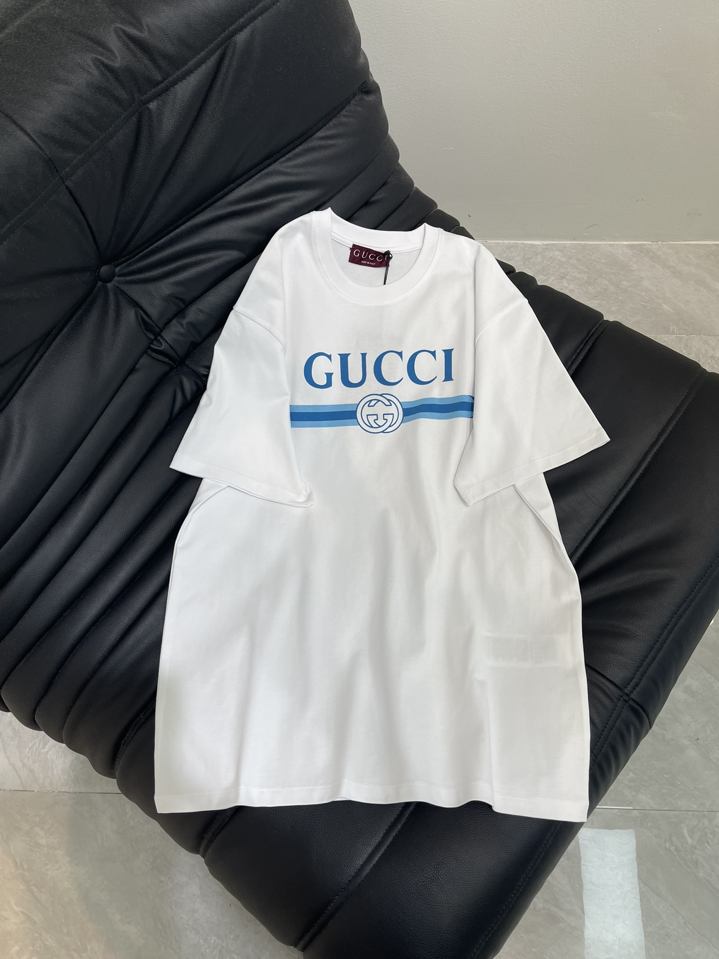 NO:429892,Gucc*25 spring and summer new printed round neck short-sleeved T-shirt custom YB native cotton material breathable and comfortable, full texture Loose short-sleeved T-shirt cut highlights the brand style Made of gram-weight pure cotton, full of drape, presents a slim visual effect YB development The whole garment restores a refreshing multi-layer blue color scheme The chest uses printing technology and contrasting colors to outline the three-dimensional brand letter logo pattern. The variant font enhances the brand identity. Fashion and high-end feel immediately creates a personal style. Fashionable and relaxed. The inner wear is brilliant and fashionable. SML, gucci, T-shirt,tees, t-shirt,alexander wang19860909Gucc*25春夏新款印花圆领短袖T恤 定制YB原生全棉材质 透气舒适 质感十足 宽松短袖T恤裁剪 凸显品牌格调 采用克重纯棉制成 垂坠感十足 呈现显瘦视觉效果 YB开发 整件成衣还原出清爽多层次蓝色配色 胸前利用印花工艺和撞色勾勒出立体风格的品牌字母徽标图案 变体字型加强品牌标识度 时尚高级感立现 打造个性风格 时髦松弛 单穿内搭都出彩时髦 SML,,gucci,T-shirt,tees，t-shirt,alexander wang,Women's clothing