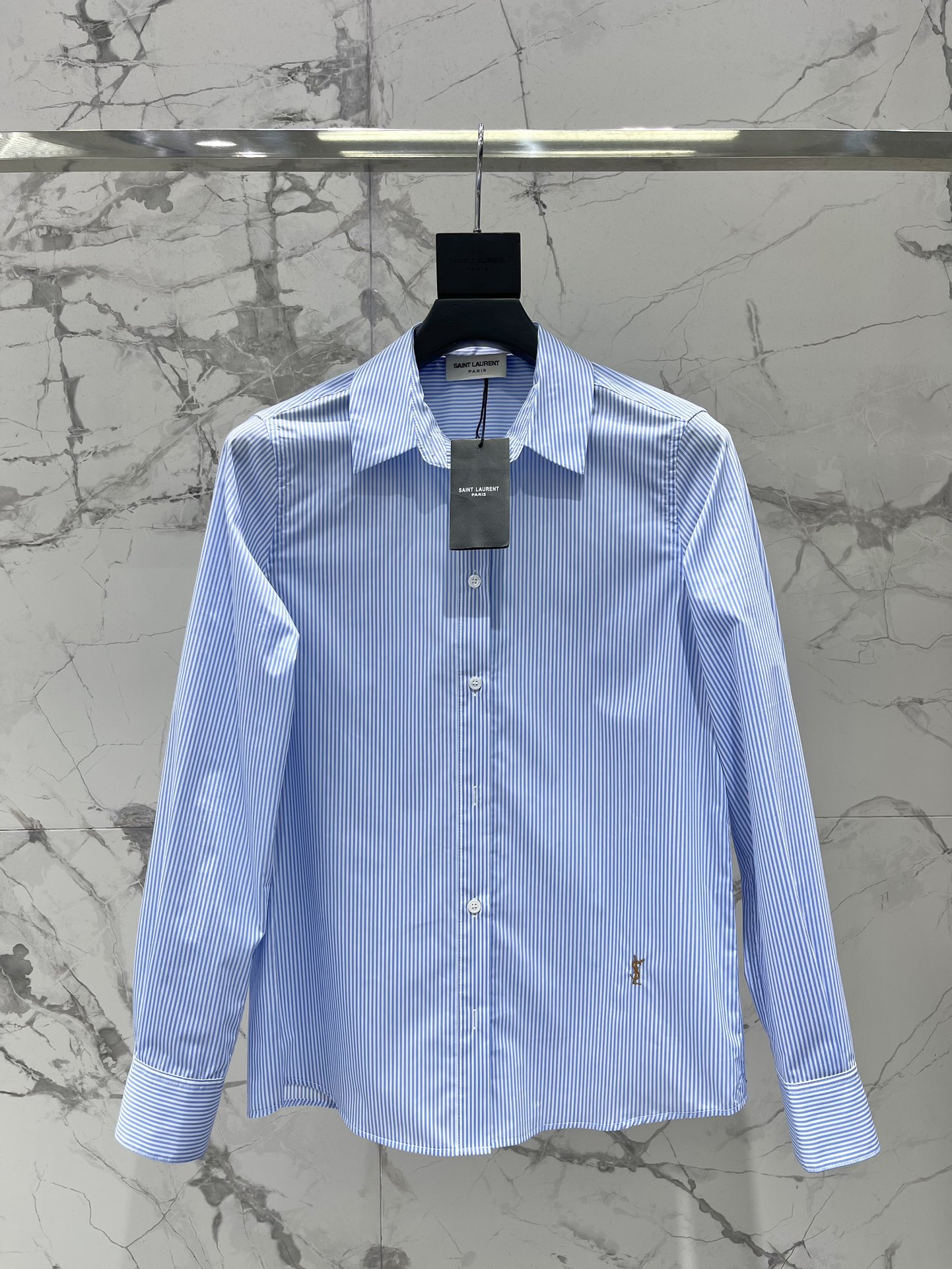 NO:862809,*Holy Family's new women's striped embroidered logo cotton shirt. Classic striped design, paired with exquisite embroidered logo, it is simply synonymous with French elegance!  It is made of soft cotton fabric, which is super comfortable to wear, breathable and skin-friendly~ Even in the hot summer, you can stay dry and not stuffy!  Whether paired with jeans or a skirt, you can easily create a casual yet stylish French style look!  It’s a versatile tool that can instantly upgrade your wardrobe!  Size SML, saint laurent-clothing, saint laurent,skirts,jeans,shirts,19860909*圣家新款女士条纹刺绣logo棉衬衫 衬衫,经典的条纹设计,搭配上精致的刺绣logo,简直是法式优雅的代名词！ 选用的是柔软的棉质面料,穿在身上超级舒服,透气又亲肤~ 就算是炎炎夏日,也能保持干爽不闷热！ 无论是搭配牛仔裤还是半身裙,都能轻松打造出随性又不失格调的法式风情造型！ 简直是百搭神器,让你的衣橱瞬间升级！ 码数SML,圣罗兰-服装,saint laurent,skirts,jeans,shirts,,Women's clothing