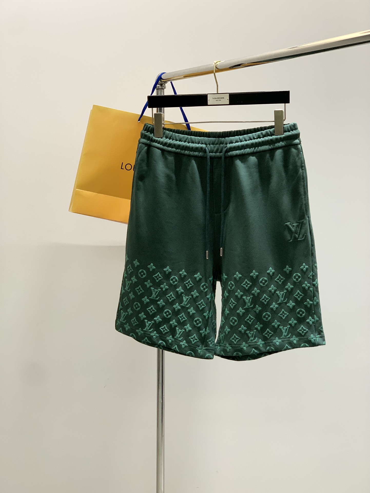 NO:450652,,LouisVuitton, the latest summer model, available at the counter at the same time, original singles, fashionable casual shorts, very distinctive on the upper body!  Eye-catching and highlighted, imported original fabric, top-level printing craft letter pattern decoration logo, original hardware and auxiliary materials decoration, simple but not lacking in fashion, classic and atmospheric, comfortable and breathable, handsome and stylish on the upper body, 4 colors recommendation, code number XS-L,, louis vuitton, louis vuitton, shorts, alexander wang19860909,LouisVuitton 路易威登,夏季最新款,专柜同步有售,原单狠货,时尚休闲短裤,上身很有特点！吸睛而有亮点,进口原版面料,顶级印花工艺字母图案装饰Logo,原版五金辅料装饰,简单而不失时尚,经典大气,舒适透气,上身帅气有型,4色推荐,码数XS-L,,louis vuitton,louis vuitton,shorts,alexander wang,Men's clothing